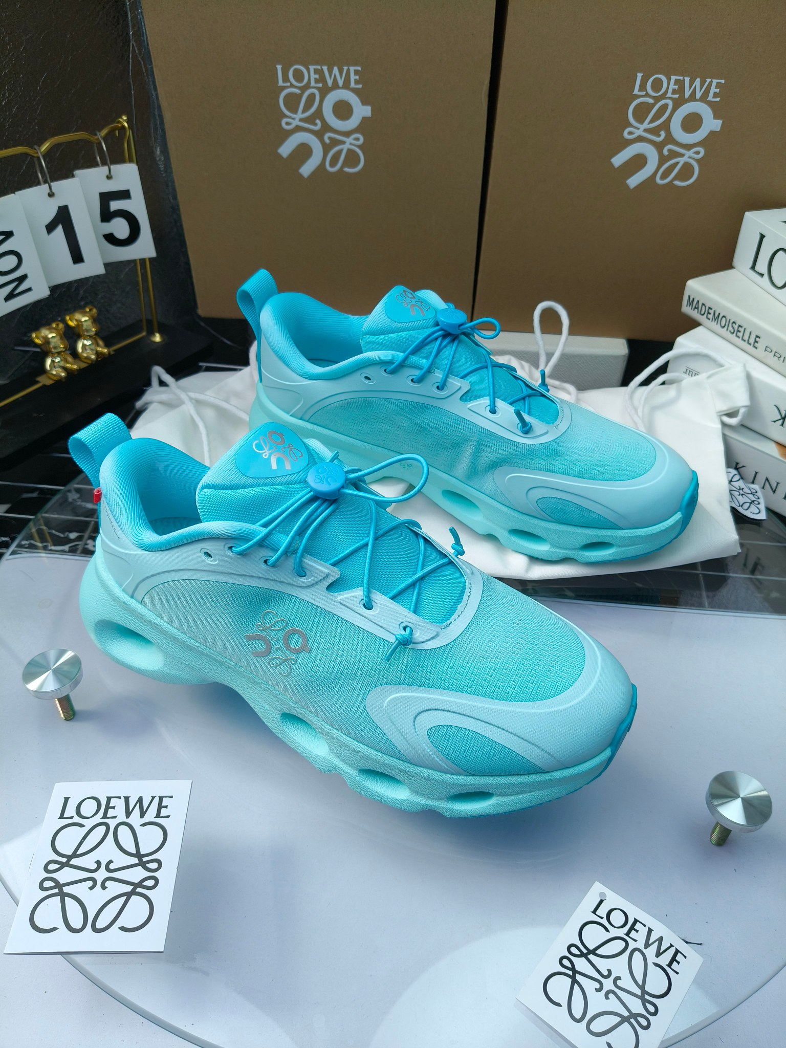 On X LOEWE
 第八季联名来袭，彩色昂跑活力再现，最新热门款💎
官方：昂跑联名情侣款 跑鞋
出240
   罗意威 xon 昂跑全新合作系列 时尚，品牌与瑞士高性能运动品牌on携手打造的此系列作品专为城市与户外生活而设，充分彰显蕴含可持续理念的科技品质。
由再生聚酯纤维和网眼布制成，采用独家橡胶鞋底，鞋侧印有loewe罗意威经典logo，饰有全覆盖贴缝细节。此次合作，将on昂跑专业技术和loewe罗意威的精湛工艺结合，运用在的制作和设计中，专为城市生活和户外运动打造。
码数：36-46（女41.男38.45.46定做）