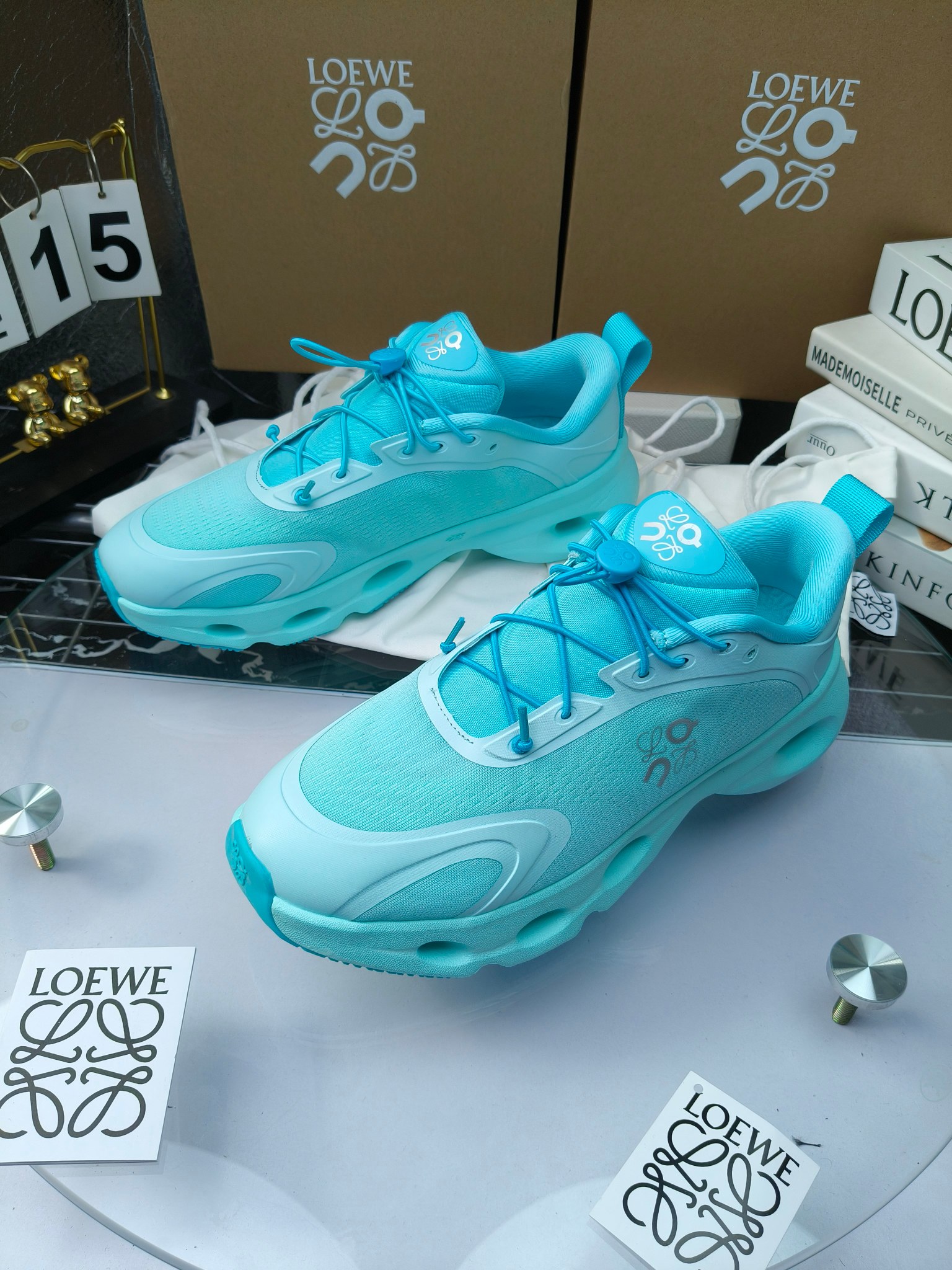 On X LOEWE
 第八季联名来袭，彩色昂跑活力再现，最新热门款💎
官方：昂跑联名情侣款 跑鞋
出240
   罗意威 xon 昂跑全新合作系列 时尚，品牌与瑞士高性能运动品牌on携手打造的此系列作品专为城市与户外生活而设，充分彰显蕴含可持续理念的科技品质。
由再生聚酯纤维和网眼布制成，采用独家橡胶鞋底，鞋侧印有loewe罗意威经典logo，饰有全覆盖贴缝细节。此次合作，将on昂跑专业技术和loewe罗意威的精湛工艺结合，运用在的制作和设计中，专为城市生活和户外运动打造。
码数：36-46（女41.男38.45.46定做）