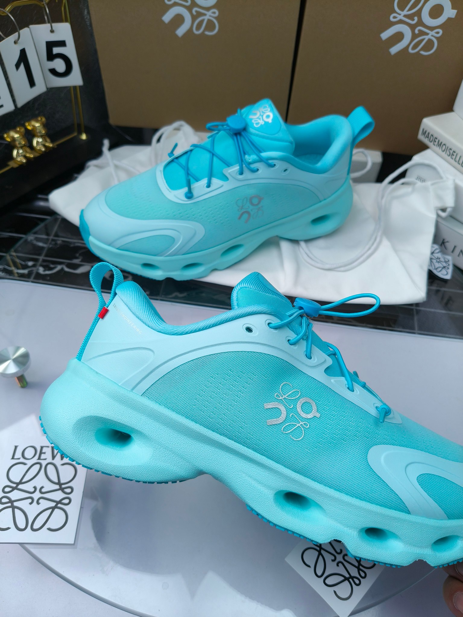 On X LOEWE
 第八季联名来袭，彩色昂跑活力再现，最新热门款💎
官方：昂跑联名情侣款 跑鞋
出240
   罗意威 xon 昂跑全新合作系列 时尚，品牌与瑞士高性能运动品牌on携手打造的此系列作品专为城市与户外生活而设，充分彰显蕴含可持续理念的科技品质。
由再生聚酯纤维和网眼布制成，采用独家橡胶鞋底，鞋侧印有loewe罗意威经典logo，饰有全覆盖贴缝细节。此次合作，将on昂跑专业技术和loewe罗意威的精湛工艺结合，运用在的制作和设计中，专为城市生活和户外运动打造。
码数：36-46（女41.男38.45.46定做）