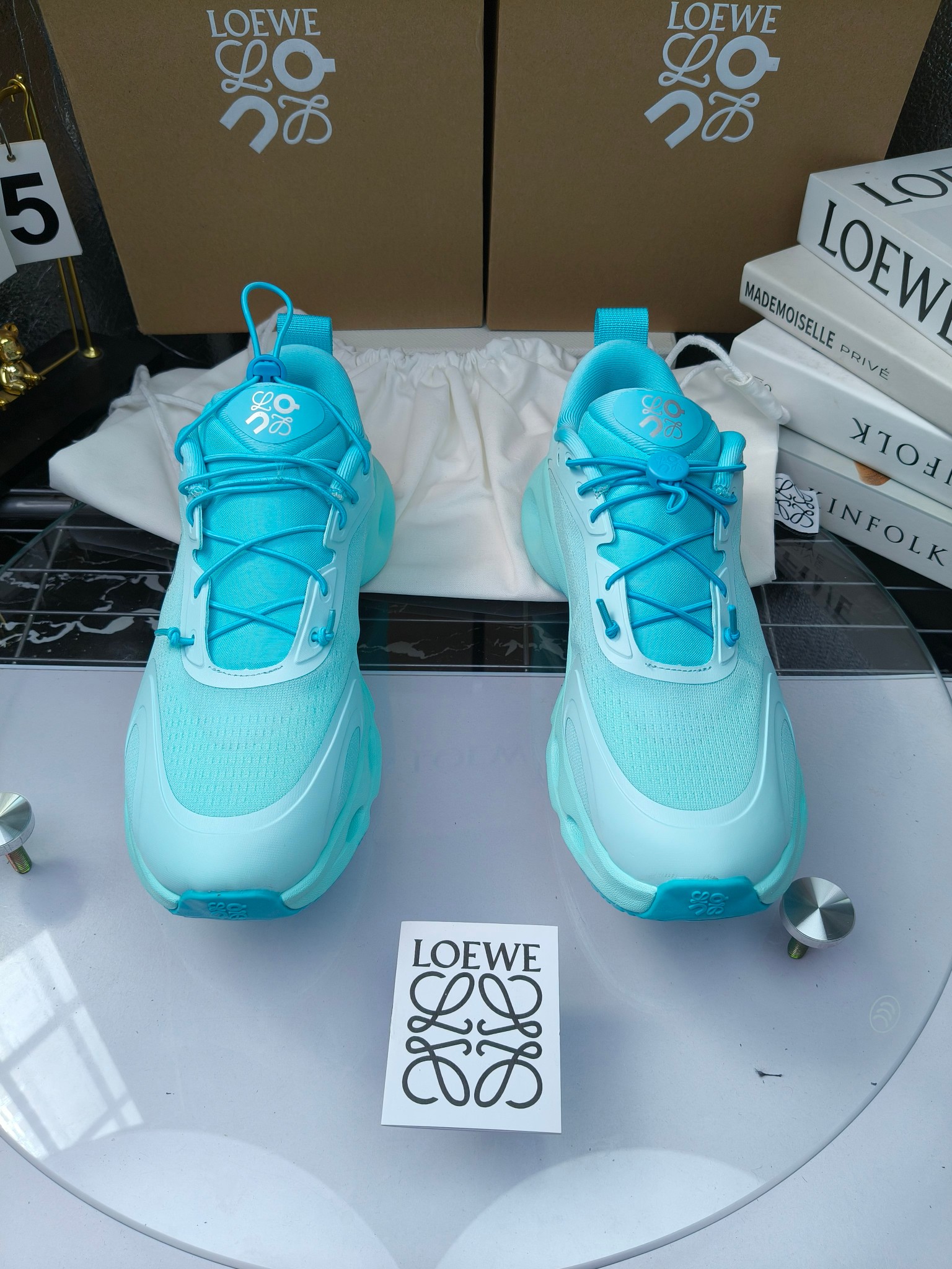 On X LOEWE
 第八季联名来袭，彩色昂跑活力再现，最新热门款💎
官方：昂跑联名情侣款 跑鞋
出240
   罗意威 xon 昂跑全新合作系列 时尚，品牌与瑞士高性能运动品牌on携手打造的此系列作品专为城市与户外生活而设，充分彰显蕴含可持续理念的科技品质。
由再生聚酯纤维和网眼布制成，采用独家橡胶鞋底，鞋侧印有loewe罗意威经典logo，饰有全覆盖贴缝细节。此次合作，将on昂跑专业技术和loewe罗意威的精湛工艺结合，运用在的制作和设计中，专为城市生活和户外运动打造。
码数：36-46（女41.男38.45.46定做）