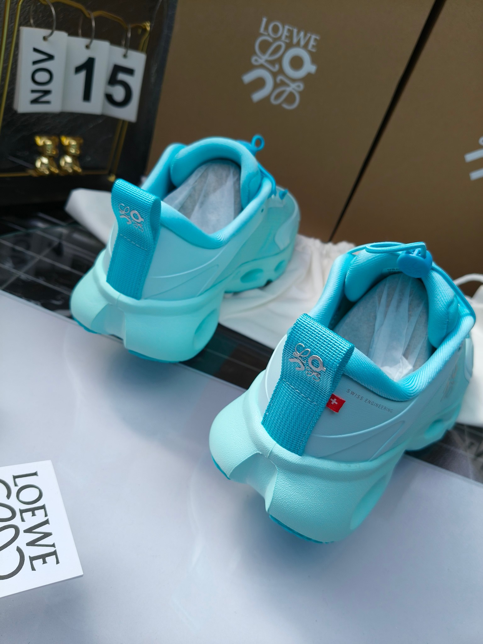 On X LOEWE
 第八季联名来袭，彩色昂跑活力再现，最新热门款💎
官方：昂跑联名情侣款 跑鞋
出240
   罗意威 xon 昂跑全新合作系列 时尚，品牌与瑞士高性能运动品牌on携手打造的此系列作品专为城市与户外生活而设，充分彰显蕴含可持续理念的科技品质。
由再生聚酯纤维和网眼布制成，采用独家橡胶鞋底，鞋侧印有loewe罗意威经典logo，饰有全覆盖贴缝细节。此次合作，将on昂跑专业技术和loewe罗意威的精湛工艺结合，运用在的制作和设计中，专为城市生活和户外运动打造。
码数：36-46（女41.男38.45.46定做）