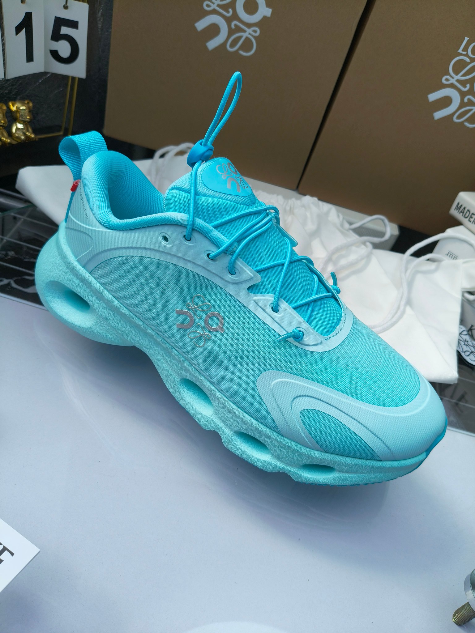 On X LOEWE
 第八季联名来袭，彩色昂跑活力再现，最新热门款💎
官方：昂跑联名情侣款 跑鞋
出240
   罗意威 xon 昂跑全新合作系列 时尚，品牌与瑞士高性能运动品牌on携手打造的此系列作品专为城市与户外生活而设，充分彰显蕴含可持续理念的科技品质。
由再生聚酯纤维和网眼布制成，采用独家橡胶鞋底，鞋侧印有loewe罗意威经典logo，饰有全覆盖贴缝细节。此次合作，将on昂跑专业技术和loewe罗意威的精湛工艺结合，运用在的制作和设计中，专为城市生活和户外运动打造。
码数：36-46（女41.男38.45.46定做）