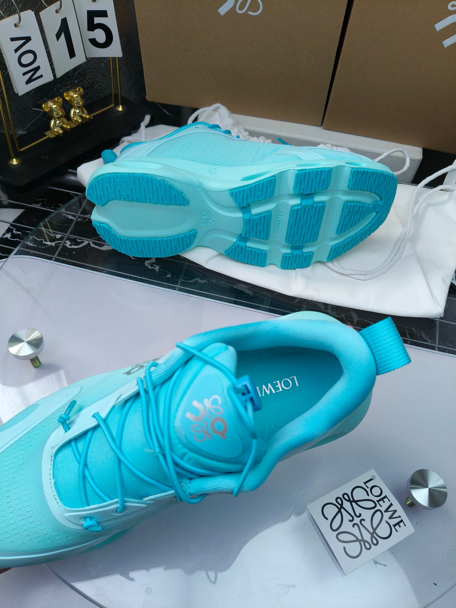 On X LOEWE
 第八季联名来袭，彩色昂跑活力再现，最新热门款💎
官方：昂跑联名情侣款 跑鞋
出240
   罗意威 xon 昂跑全新合作系列 时尚，品牌与瑞士高性能运动品牌on携手打造的此系列作品专为城市与户外生活而设，充分彰显蕴含可持续理念的科技品质。
由再生聚酯纤维和网眼布制成，采用独家橡胶鞋底，鞋侧印有loewe罗意威经典logo，饰有全覆盖贴缝细节。此次合作，将on昂跑专业技术和loewe罗意威的精湛工艺结合，运用在的制作和设计中，专为城市生活和户外运动打造。
码数：36-46（女41.男38.45.46定做）