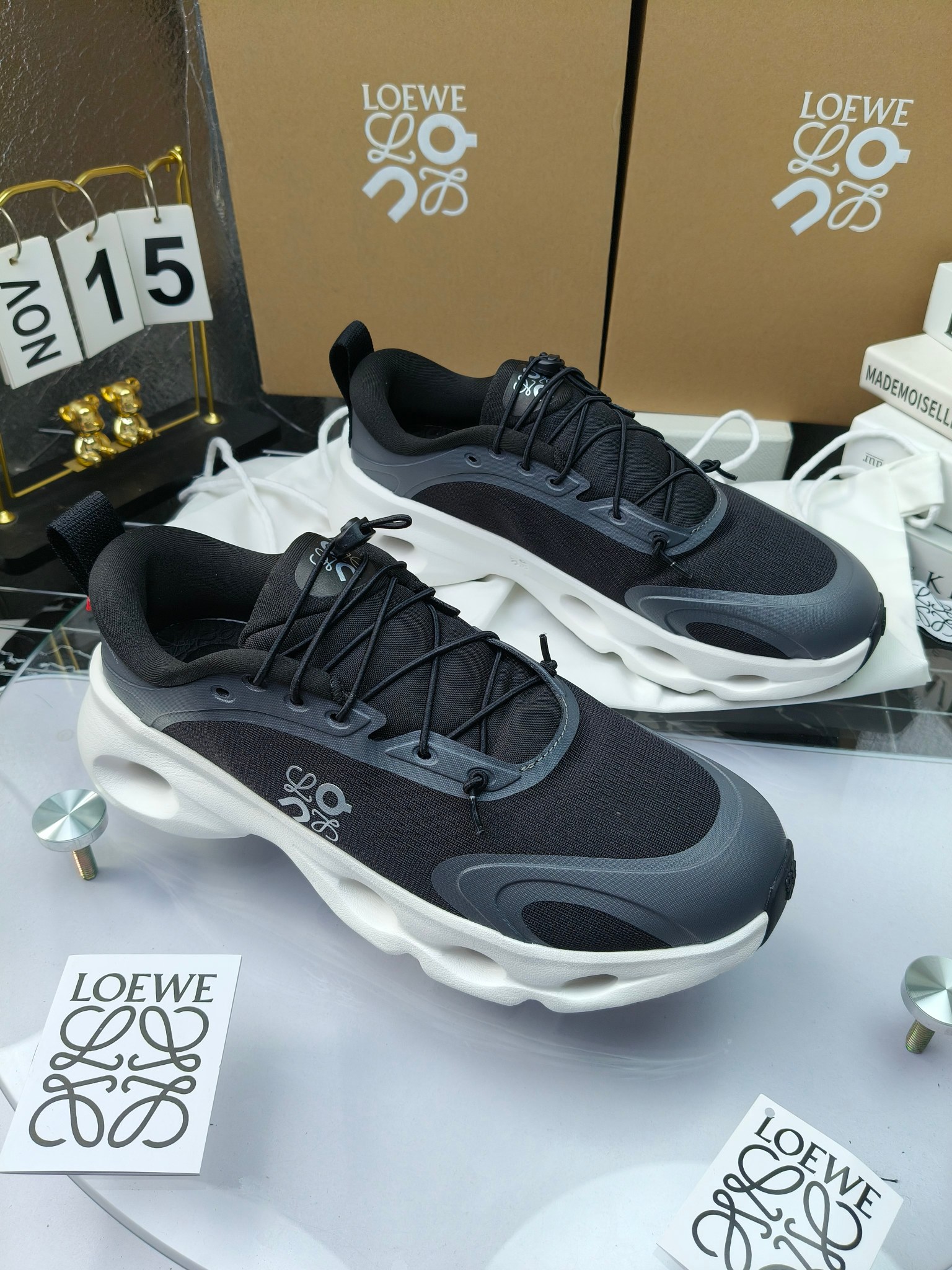 On X LOEWE
 第八季联名来袭，彩色昂跑活力再现，最新热门款💎
官方：昂跑联名情侣款 跑鞋
出240
   罗意威 xon 昂跑全新合作系列 时尚，品牌与瑞士高性能运动品牌on携手打造的此系列作品专为城市与户外生活而设，充分彰显蕴含可持续理念的科技品质。
由再生聚酯纤维和网眼布制成，采用独家橡胶鞋底，鞋侧印有loewe罗意威经典logo，饰有全覆盖贴缝细节。此次合作，将on昂跑专业技术和loewe罗意威的精湛工艺结合，运用在的制作和设计中，专为城市生活和户外运动打造。
码数：36-46（女41.男38.45.46定做）