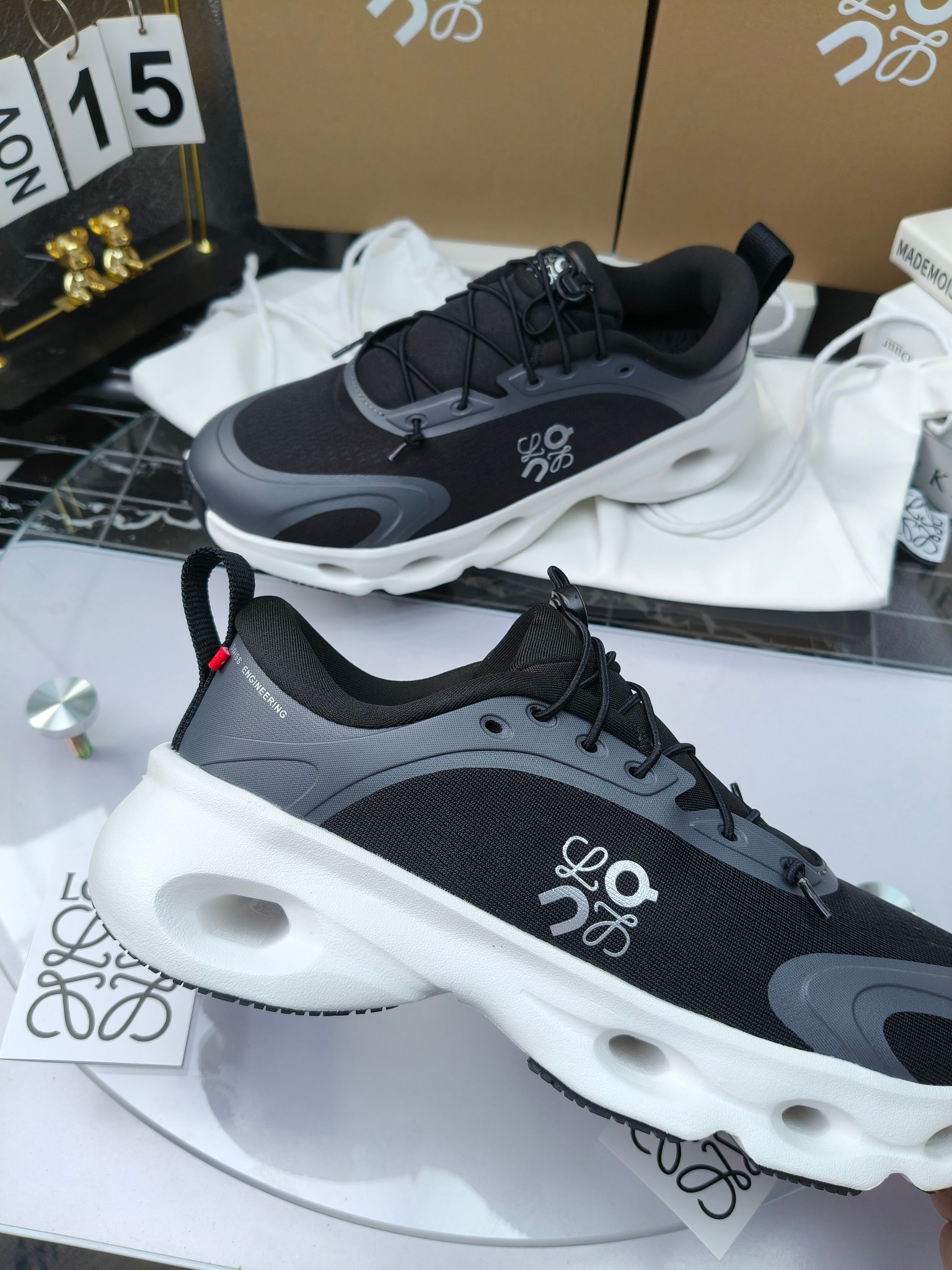 On X LOEWE
 第八季联名来袭，彩色昂跑活力再现，最新热门款💎
官方：昂跑联名情侣款 跑鞋
出240
   罗意威 xon 昂跑全新合作系列 时尚，品牌与瑞士高性能运动品牌on携手打造的此系列作品专为城市与户外生活而设，充分彰显蕴含可持续理念的科技品质。
由再生聚酯纤维和网眼布制成，采用独家橡胶鞋底，鞋侧印有loewe罗意威经典logo，饰有全覆盖贴缝细节。此次合作，将on昂跑专业技术和loewe罗意威的精湛工艺结合，运用在的制作和设计中，专为城市生活和户外运动打造。
码数：36-46（女41.男38.45.46定做）