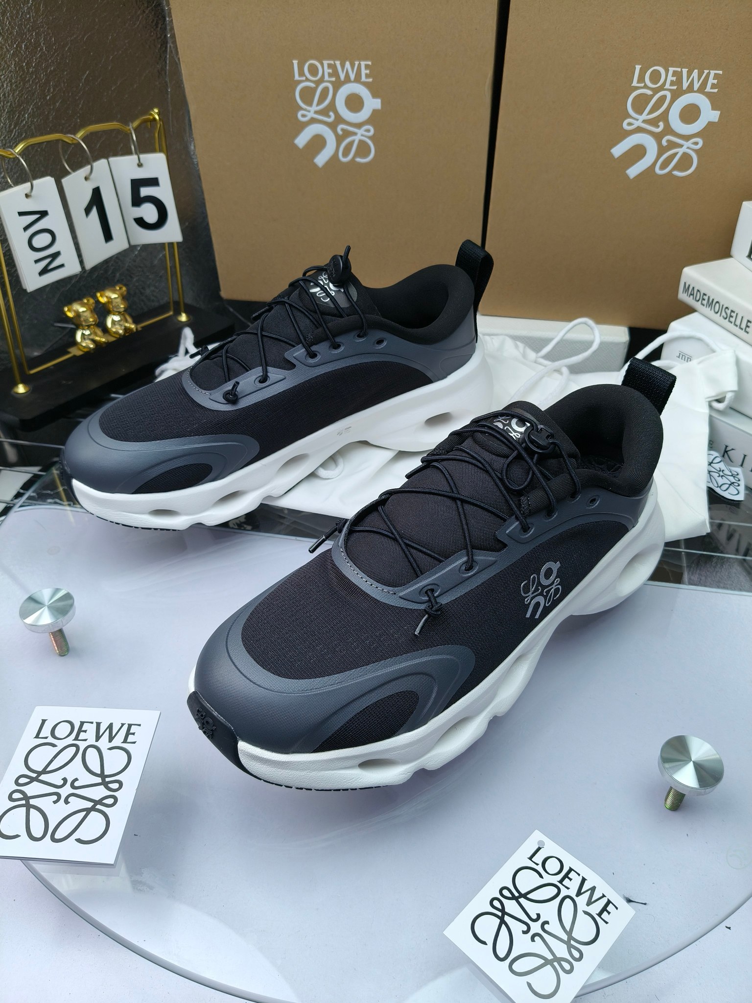 On X LOEWE
 第八季联名来袭，彩色昂跑活力再现，最新热门款💎
官方：昂跑联名情侣款 跑鞋
出240
   罗意威 xon 昂跑全新合作系列 时尚，品牌与瑞士高性能运动品牌on携手打造的此系列作品专为城市与户外生活而设，充分彰显蕴含可持续理念的科技品质。
由再生聚酯纤维和网眼布制成，采用独家橡胶鞋底，鞋侧印有loewe罗意威经典logo，饰有全覆盖贴缝细节。此次合作，将on昂跑专业技术和loewe罗意威的精湛工艺结合，运用在的制作和设计中，专为城市生活和户外运动打造。
码数：36-46（女41.男38.45.46定做）