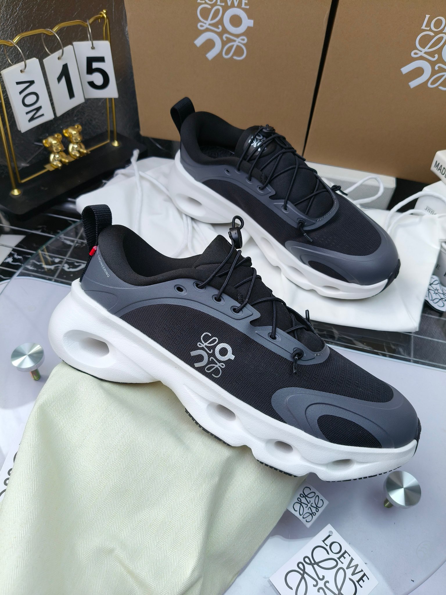 On X LOEWE
 第八季联名来袭，彩色昂跑活力再现，最新热门款💎
官方：昂跑联名情侣款 跑鞋
出240
   罗意威 xon 昂跑全新合作系列 时尚，品牌与瑞士高性能运动品牌on携手打造的此系列作品专为城市与户外生活而设，充分彰显蕴含可持续理念的科技品质。
由再生聚酯纤维和网眼布制成，采用独家橡胶鞋底，鞋侧印有loewe罗意威经典logo，饰有全覆盖贴缝细节。此次合作，将on昂跑专业技术和loewe罗意威的精湛工艺结合，运用在的制作和设计中，专为城市生活和户外运动打造。
码数：36-46（女41.男38.45.46定做）