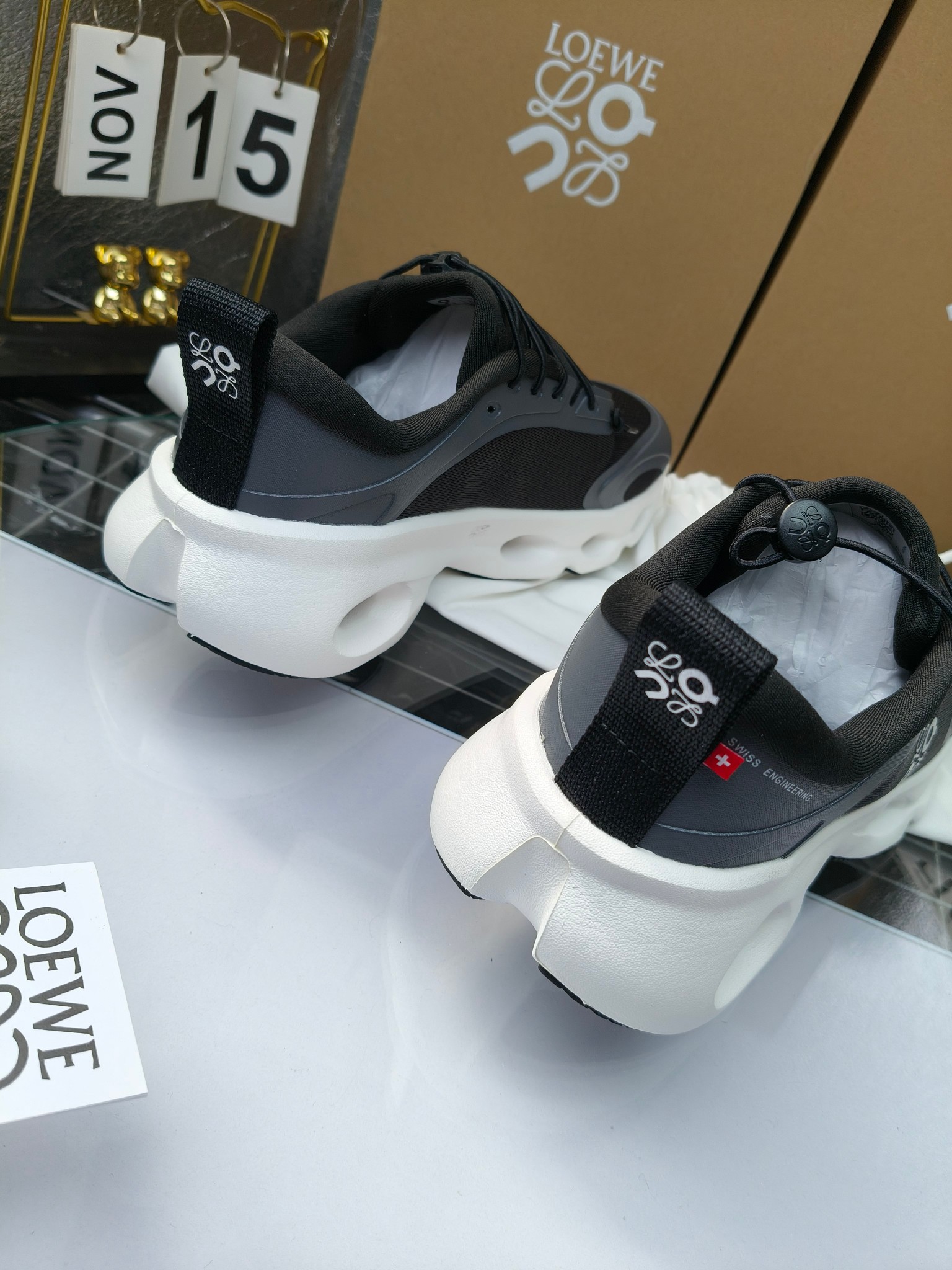 On X LOEWE
 第八季联名来袭，彩色昂跑活力再现，最新热门款💎
官方：昂跑联名情侣款 跑鞋
出240
   罗意威 xon 昂跑全新合作系列 时尚，品牌与瑞士高性能运动品牌on携手打造的此系列作品专为城市与户外生活而设，充分彰显蕴含可持续理念的科技品质。
由再生聚酯纤维和网眼布制成，采用独家橡胶鞋底，鞋侧印有loewe罗意威经典logo，饰有全覆盖贴缝细节。此次合作，将on昂跑专业技术和loewe罗意威的精湛工艺结合，运用在的制作和设计中，专为城市生活和户外运动打造。
码数：36-46（女41.男38.45.46定做）