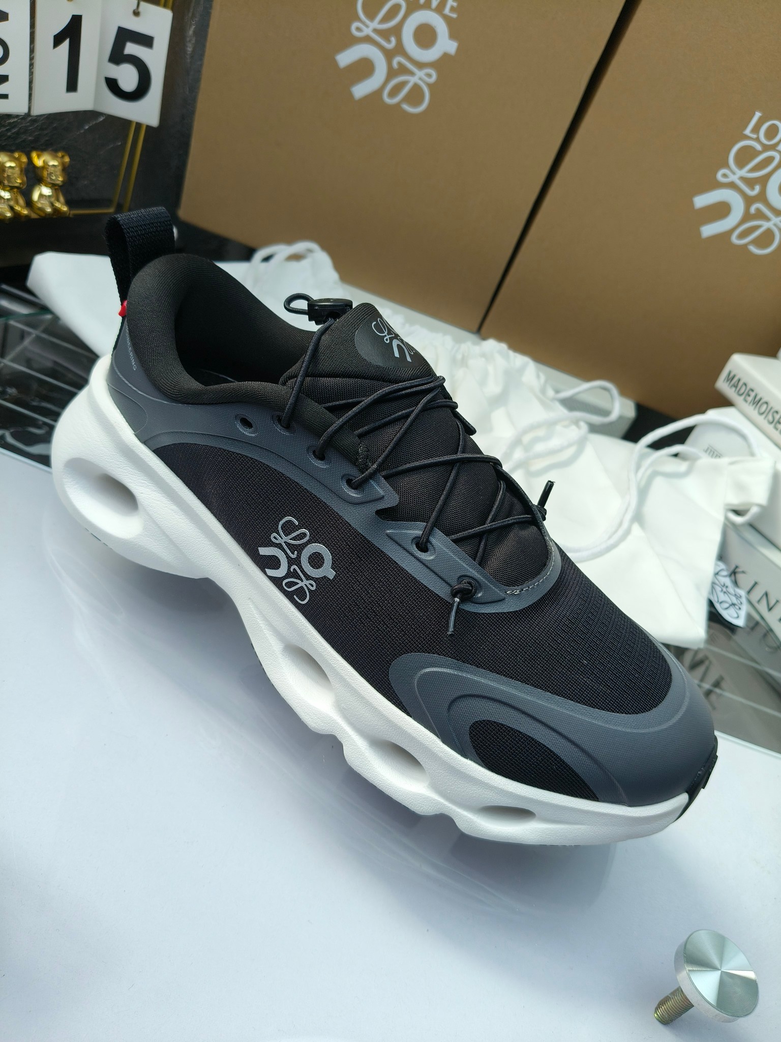 On X LOEWE
 第八季联名来袭，彩色昂跑活力再现，最新热门款💎
官方：昂跑联名情侣款 跑鞋
出240
   罗意威 xon 昂跑全新合作系列 时尚，品牌与瑞士高性能运动品牌on携手打造的此系列作品专为城市与户外生活而设，充分彰显蕴含可持续理念的科技品质。
由再生聚酯纤维和网眼布制成，采用独家橡胶鞋底，鞋侧印有loewe罗意威经典logo，饰有全覆盖贴缝细节。此次合作，将on昂跑专业技术和loewe罗意威的精湛工艺结合，运用在的制作和设计中，专为城市生活和户外运动打造。
码数：36-46（女41.男38.45.46定做）