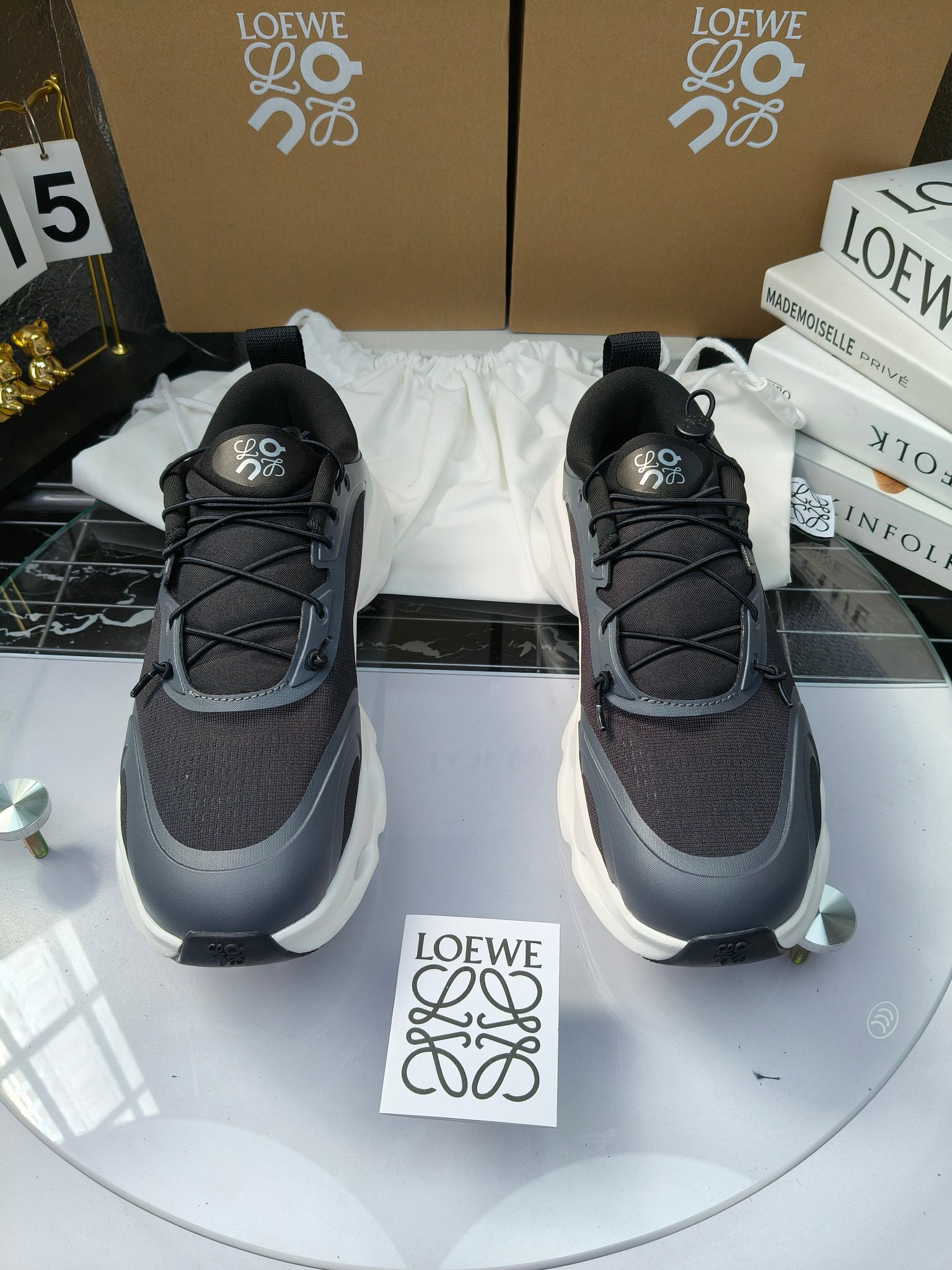 On X LOEWE
 第八季联名来袭，彩色昂跑活力再现，最新热门款💎
官方：昂跑联名情侣款 跑鞋
出240
   罗意威 xon 昂跑全新合作系列 时尚，品牌与瑞士高性能运动品牌on携手打造的此系列作品专为城市与户外生活而设，充分彰显蕴含可持续理念的科技品质。
由再生聚酯纤维和网眼布制成，采用独家橡胶鞋底，鞋侧印有loewe罗意威经典logo，饰有全覆盖贴缝细节。此次合作，将on昂跑专业技术和loewe罗意威的精湛工艺结合，运用在的制作和设计中，专为城市生活和户外运动打造。
码数：36-46（女41.男38.45.46定做）