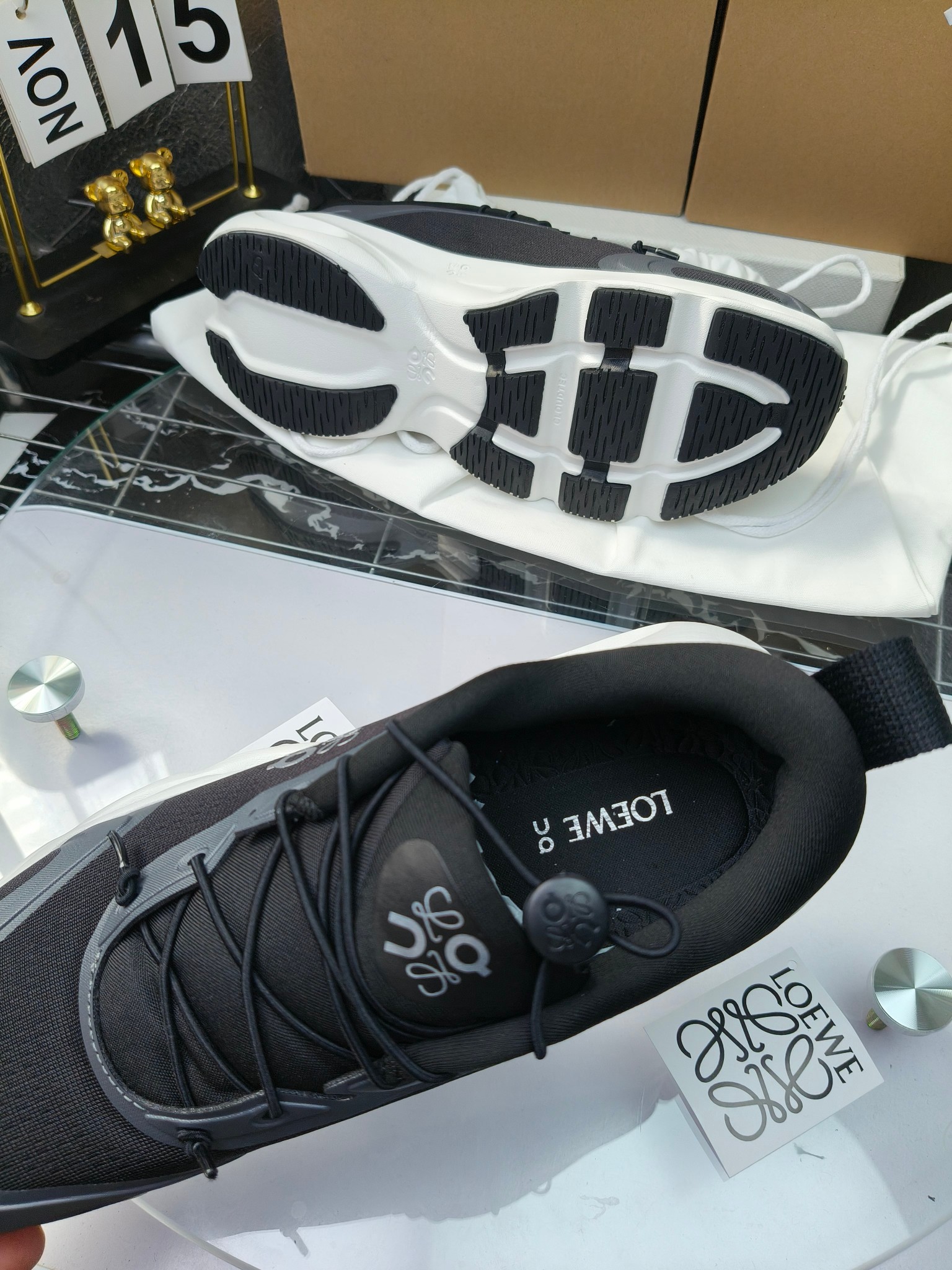 On X LOEWE
 第八季联名来袭，彩色昂跑活力再现，最新热门款💎
官方：昂跑联名情侣款 跑鞋
出240
   罗意威 xon 昂跑全新合作系列 时尚，品牌与瑞士高性能运动品牌on携手打造的此系列作品专为城市与户外生活而设，充分彰显蕴含可持续理念的科技品质。
由再生聚酯纤维和网眼布制成，采用独家橡胶鞋底，鞋侧印有loewe罗意威经典logo，饰有全覆盖贴缝细节。此次合作，将on昂跑专业技术和loewe罗意威的精湛工艺结合，运用在的制作和设计中，专为城市生活和户外运动打造。
码数：36-46（女41.男38.45.46定做）