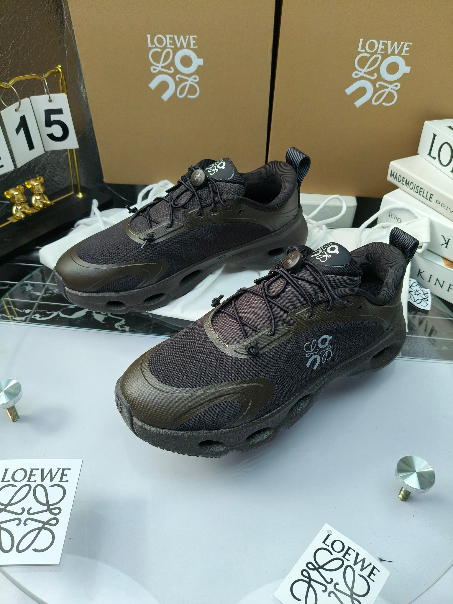 On X LOEWE
 第八季联名来袭，彩色昂跑活力再现，最新热门款💎
官方：昂跑联名情侣款 跑鞋
出240
   罗意威 xon 昂跑全新合作系列 时尚，品牌与瑞士高性能运动品牌on携手打造的此系列作品专为城市与户外生活而设，充分彰显蕴含可持续理念的科技品质。
由再生聚酯纤维和网眼布制成，采用独家橡胶鞋底，鞋侧印有loewe罗意威经典logo，饰有全覆盖贴缝细节。此次合作，将on昂跑专业技术和loewe罗意威的精湛工艺结合，运用在的制作和设计中，专为城市生活和户外运动打造。
码数：36-46（女41.男38.45.46定做）