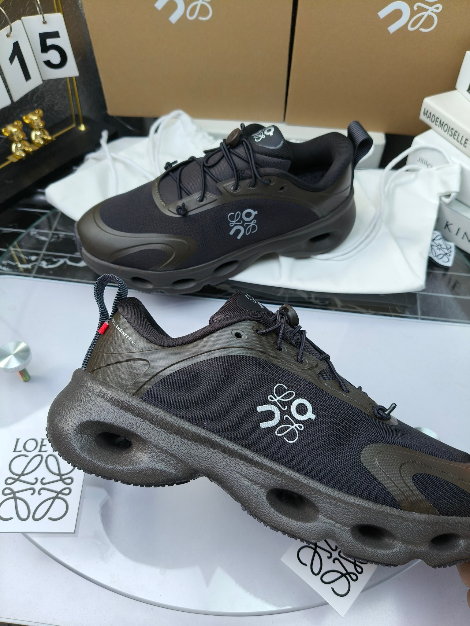 On X LOEWE
 第八季联名来袭，彩色昂跑活力再现，最新热门款💎
官方：昂跑联名情侣款 跑鞋
出240
   罗意威 xon 昂跑全新合作系列 时尚，品牌与瑞士高性能运动品牌on携手打造的此系列作品专为城市与户外生活而设，充分彰显蕴含可持续理念的科技品质。
由再生聚酯纤维和网眼布制成，采用独家橡胶鞋底，鞋侧印有loewe罗意威经典logo，饰有全覆盖贴缝细节。此次合作，将on昂跑专业技术和loewe罗意威的精湛工艺结合，运用在的制作和设计中，专为城市生活和户外运动打造。
码数：36-46（女41.男38.45.46定做）