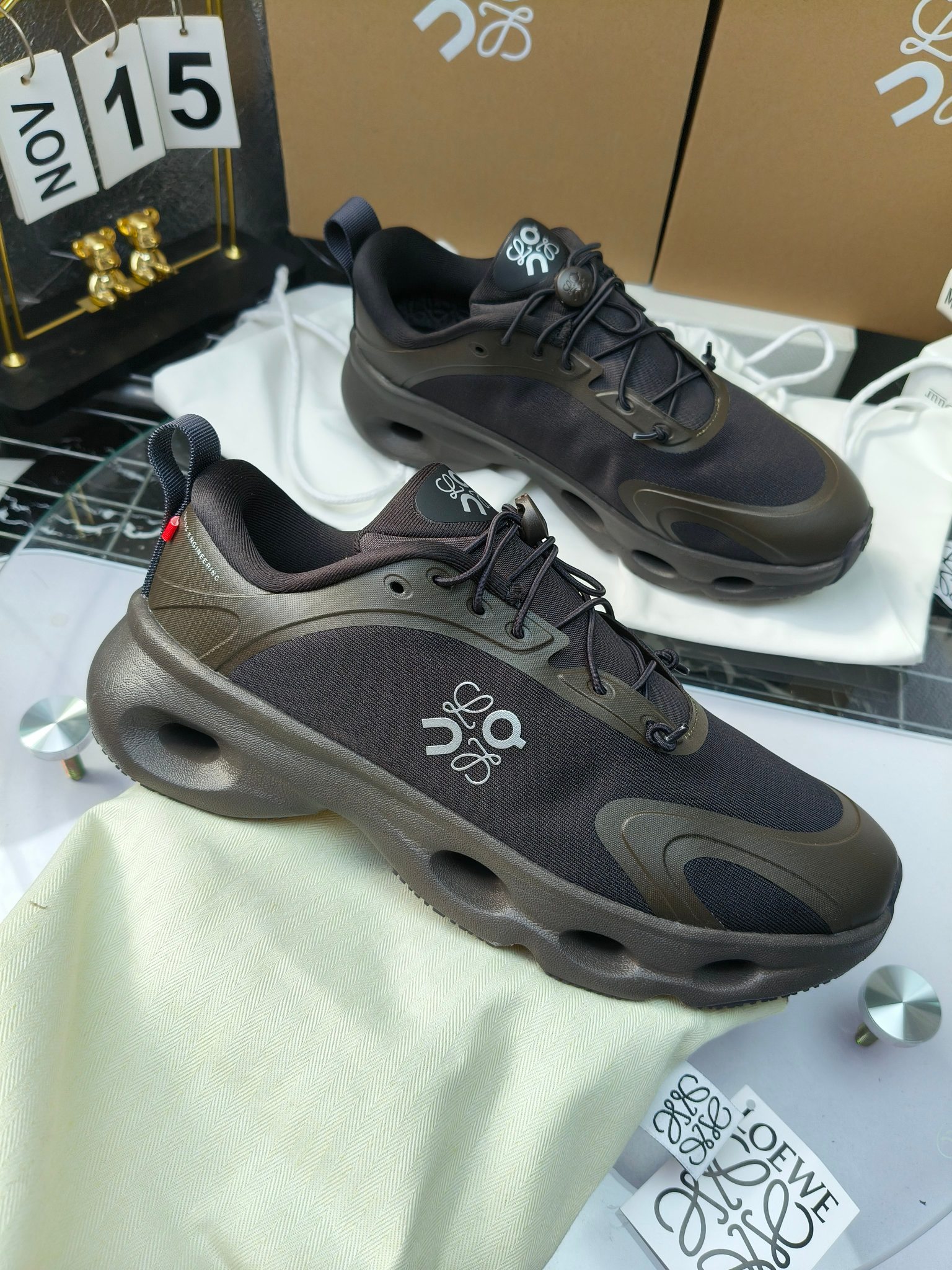 On X LOEWE
 第八季联名来袭，彩色昂跑活力再现，最新热门款💎
官方：昂跑联名情侣款 跑鞋
出240
   罗意威 xon 昂跑全新合作系列 时尚，品牌与瑞士高性能运动品牌on携手打造的此系列作品专为城市与户外生活而设，充分彰显蕴含可持续理念的科技品质。
由再生聚酯纤维和网眼布制成，采用独家橡胶鞋底，鞋侧印有loewe罗意威经典logo，饰有全覆盖贴缝细节。此次合作，将on昂跑专业技术和loewe罗意威的精湛工艺结合，运用在的制作和设计中，专为城市生活和户外运动打造。
码数：36-46（女41.男38.45.46定做）