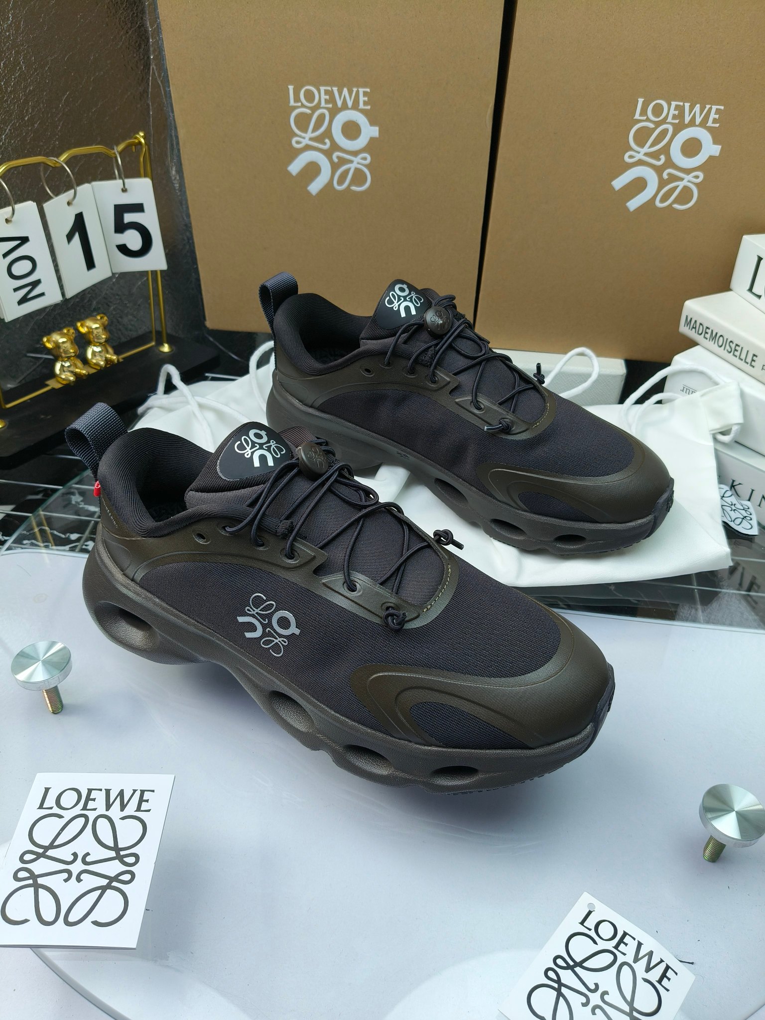 On X LOEWE
 第八季联名来袭，彩色昂跑活力再现，最新热门款💎
官方：昂跑联名情侣款 跑鞋
出240
   罗意威 xon 昂跑全新合作系列 时尚，品牌与瑞士高性能运动品牌on携手打造的此系列作品专为城市与户外生活而设，充分彰显蕴含可持续理念的科技品质。
由再生聚酯纤维和网眼布制成，采用独家橡胶鞋底，鞋侧印有loewe罗意威经典logo，饰有全覆盖贴缝细节。此次合作，将on昂跑专业技术和loewe罗意威的精湛工艺结合，运用在的制作和设计中，专为城市生活和户外运动打造。
码数：36-46（女41.男38.45.46定做）