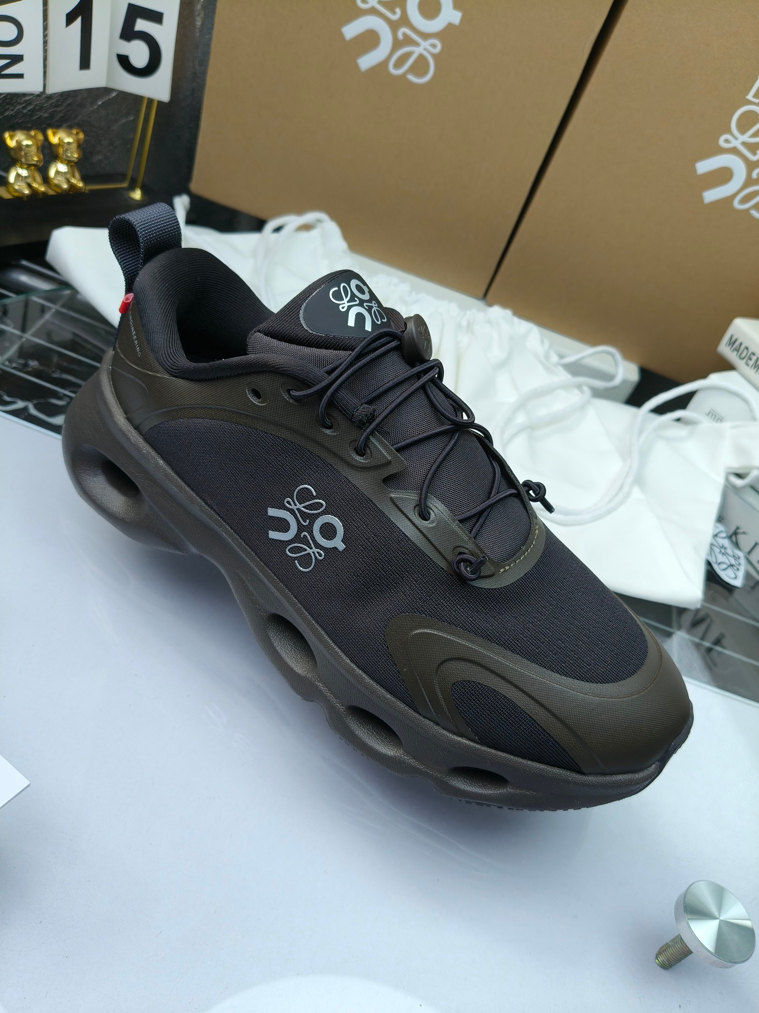 On X LOEWE
 第八季联名来袭，彩色昂跑活力再现，最新热门款💎
官方：昂跑联名情侣款 跑鞋
出240
   罗意威 xon 昂跑全新合作系列 时尚，品牌与瑞士高性能运动品牌on携手打造的此系列作品专为城市与户外生活而设，充分彰显蕴含可持续理念的科技品质。
由再生聚酯纤维和网眼布制成，采用独家橡胶鞋底，鞋侧印有loewe罗意威经典logo，饰有全覆盖贴缝细节。此次合作，将on昂跑专业技术和loewe罗意威的精湛工艺结合，运用在的制作和设计中，专为城市生活和户外运动打造。
码数：36-46（女41.男38.45.46定做）