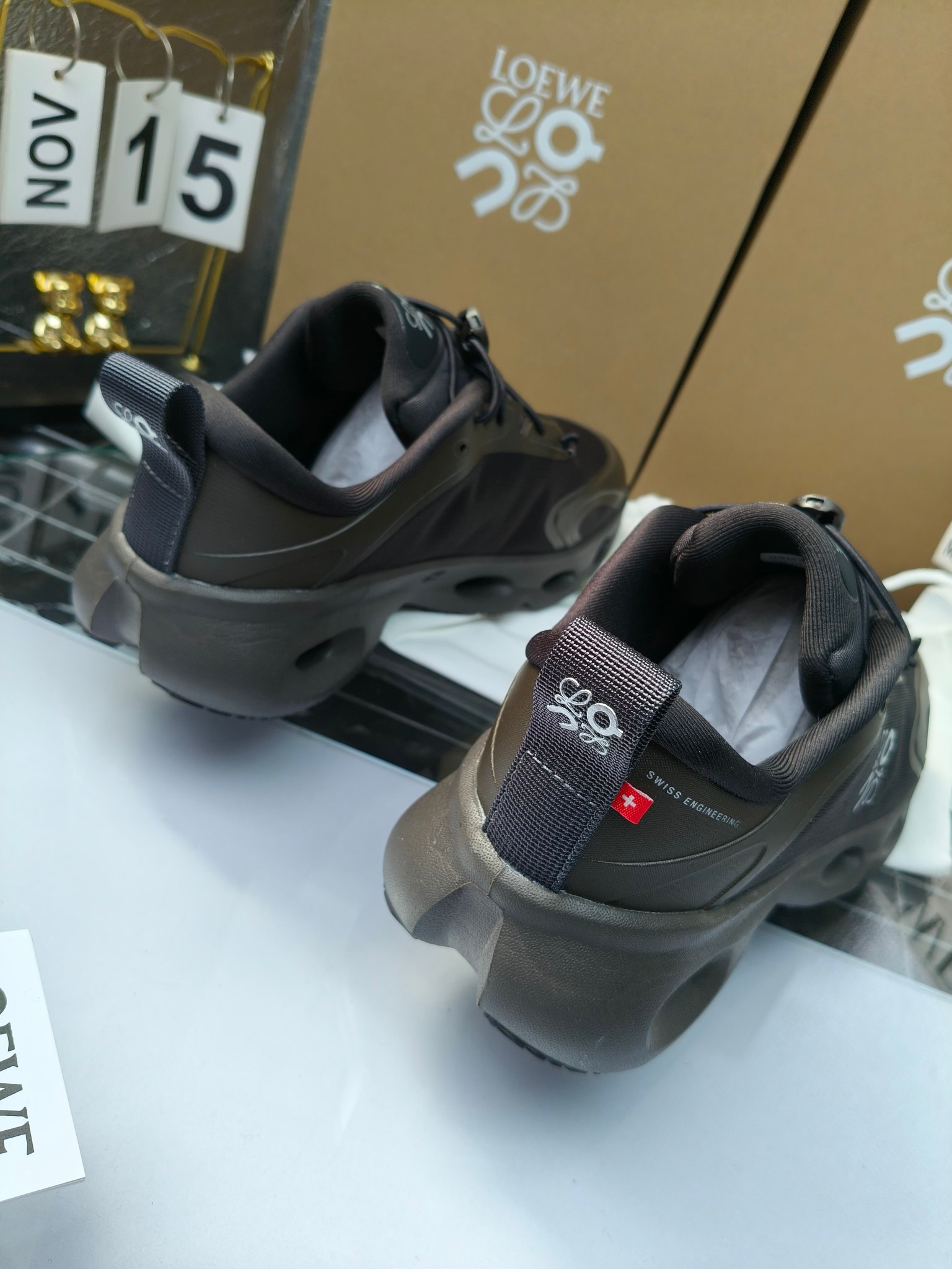 On X LOEWE
 第八季联名来袭，彩色昂跑活力再现，最新热门款💎
官方：昂跑联名情侣款 跑鞋
出240
   罗意威 xon 昂跑全新合作系列 时尚，品牌与瑞士高性能运动品牌on携手打造的此系列作品专为城市与户外生活而设，充分彰显蕴含可持续理念的科技品质。
由再生聚酯纤维和网眼布制成，采用独家橡胶鞋底，鞋侧印有loewe罗意威经典logo，饰有全覆盖贴缝细节。此次合作，将on昂跑专业技术和loewe罗意威的精湛工艺结合，运用在的制作和设计中，专为城市生活和户外运动打造。
码数：36-46（女41.男38.45.46定做）