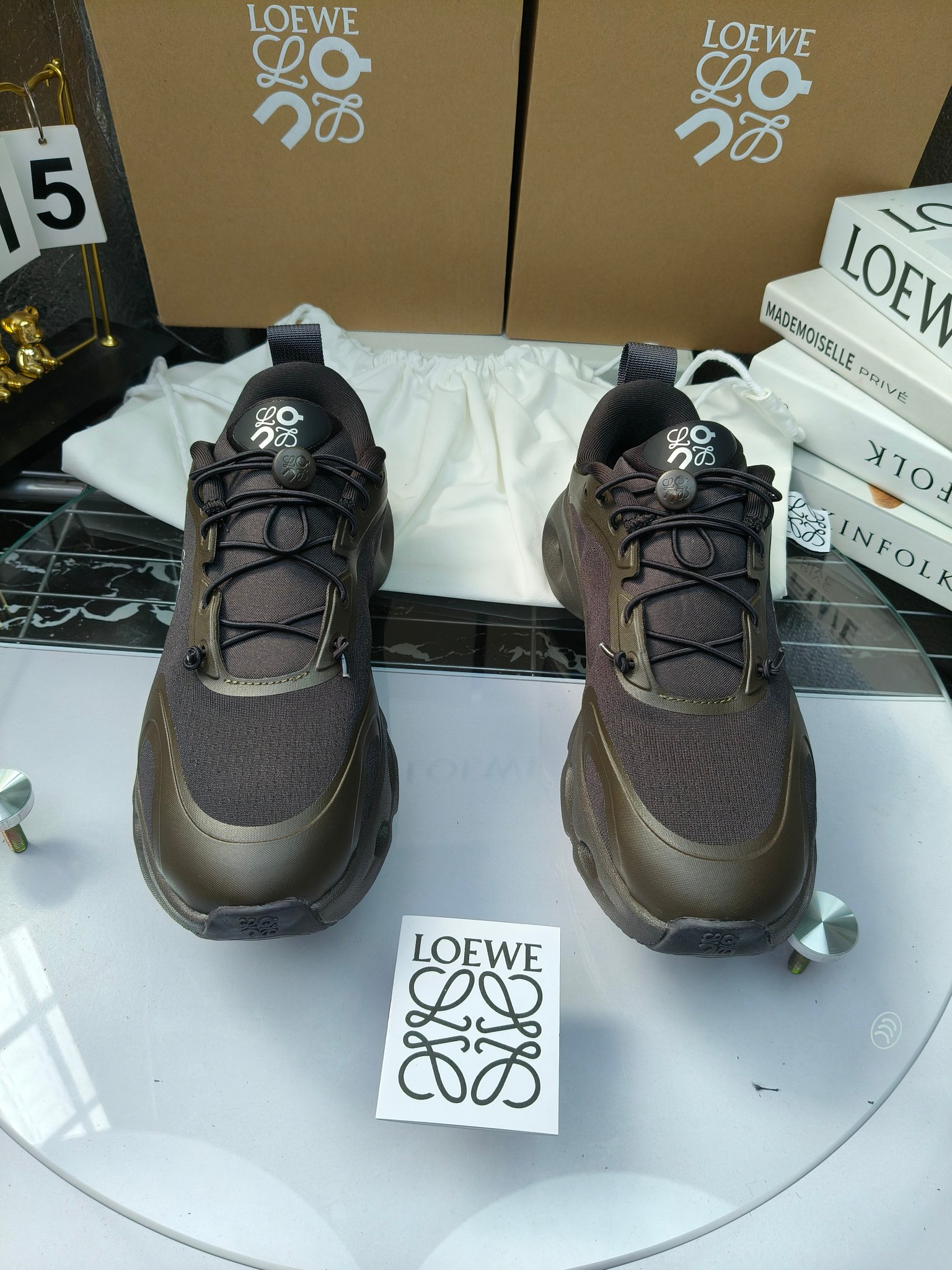 On X LOEWE
 第八季联名来袭，彩色昂跑活力再现，最新热门款💎
官方：昂跑联名情侣款 跑鞋
出240
   罗意威 xon 昂跑全新合作系列 时尚，品牌与瑞士高性能运动品牌on携手打造的此系列作品专为城市与户外生活而设，充分彰显蕴含可持续理念的科技品质。
由再生聚酯纤维和网眼布制成，采用独家橡胶鞋底，鞋侧印有loewe罗意威经典logo，饰有全覆盖贴缝细节。此次合作，将on昂跑专业技术和loewe罗意威的精湛工艺结合，运用在的制作和设计中，专为城市生活和户外运动打造。
码数：36-46（女41.男38.45.46定做）