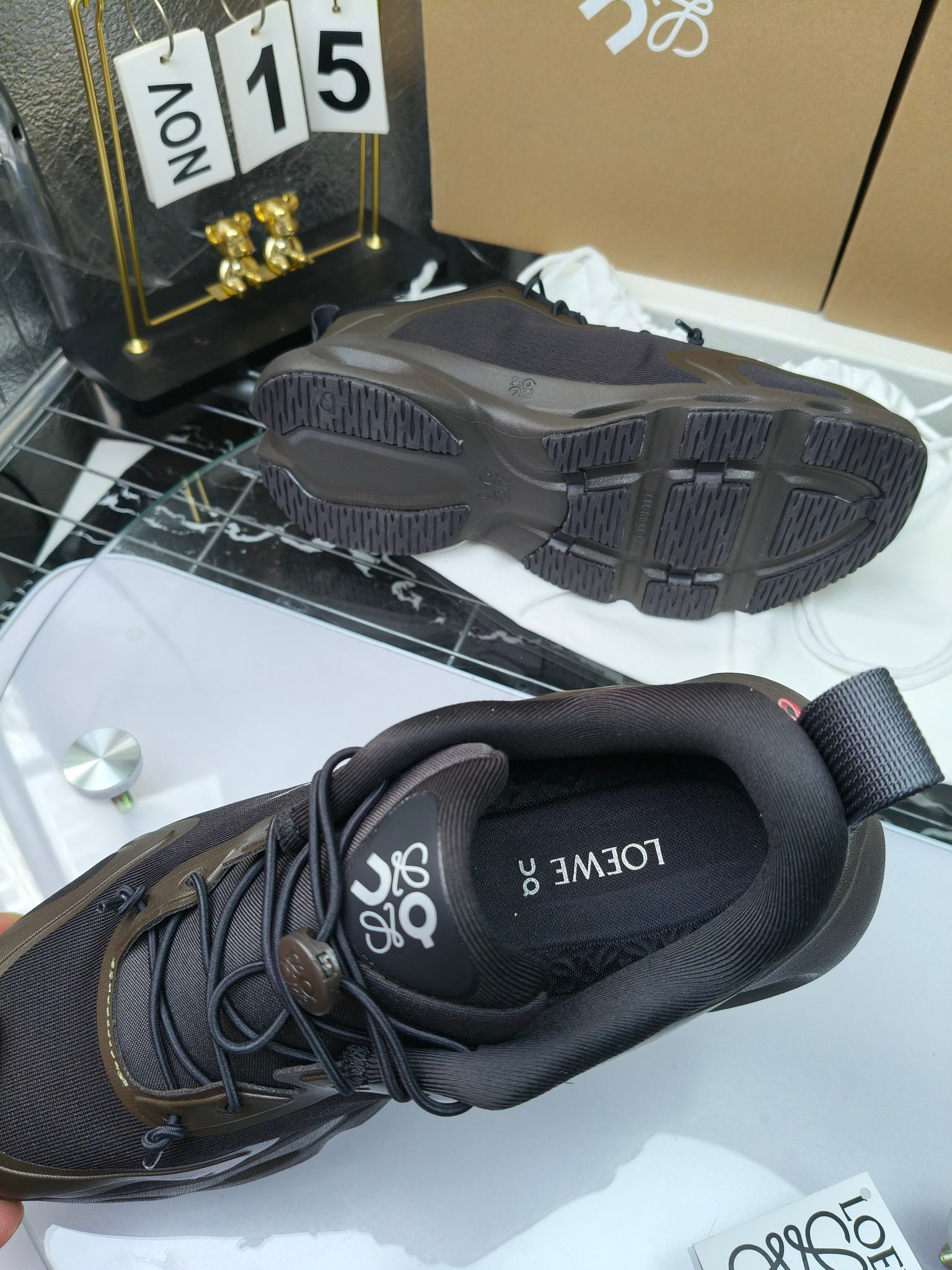 On X LOEWE
 第八季联名来袭，彩色昂跑活力再现，最新热门款💎
官方：昂跑联名情侣款 跑鞋
出240
   罗意威 xon 昂跑全新合作系列 时尚，品牌与瑞士高性能运动品牌on携手打造的此系列作品专为城市与户外生活而设，充分彰显蕴含可持续理念的科技品质。
由再生聚酯纤维和网眼布制成，采用独家橡胶鞋底，鞋侧印有loewe罗意威经典logo，饰有全覆盖贴缝细节。此次合作，将on昂跑专业技术和loewe罗意威的精湛工艺结合，运用在的制作和设计中，专为城市生活和户外运动打造。
码数：36-46（女41.男38.45.46定做）