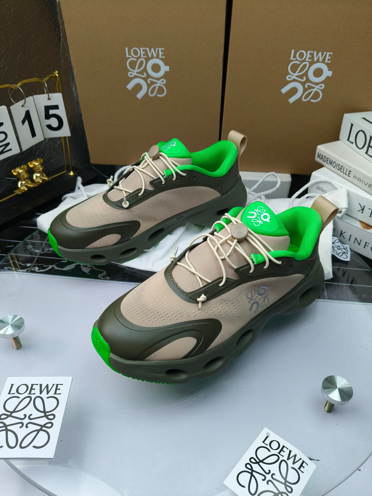 On X LOEWE
 第八季联名来袭，彩色昂跑活力再现，最新热门款💎
官方：昂跑联名情侣款 跑鞋
出240
   罗意威 xon 昂跑全新合作系列 时尚，品牌与瑞士高性能运动品牌on携手打造的此系列作品专为城市与户外生活而设，充分彰显蕴含可持续理念的科技品质。
由再生聚酯纤维和网眼布制成，采用独家橡胶鞋底，鞋侧印有loewe罗意威经典logo，饰有全覆盖贴缝细节。此次合作，将on昂跑专业技术和loewe罗意威的精湛工艺结合，运用在的制作和设计中，专为城市生活和户外运动打造。
码数：36-46（女41.男38.45.46定做）