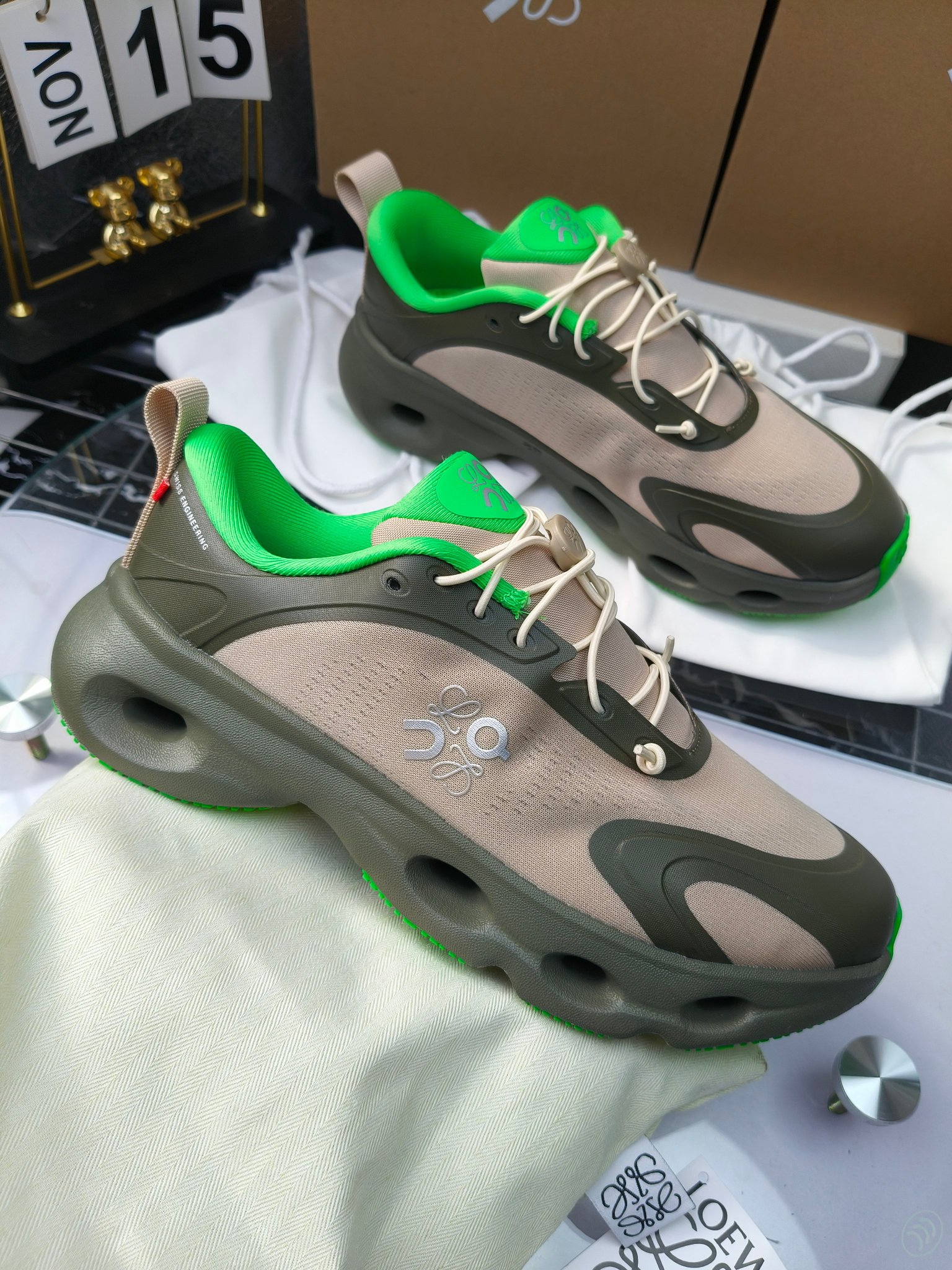 On X LOEWE
 第八季联名来袭，彩色昂跑活力再现，最新热门款💎
官方：昂跑联名情侣款 跑鞋
出240
   罗意威 xon 昂跑全新合作系列 时尚，品牌与瑞士高性能运动品牌on携手打造的此系列作品专为城市与户外生活而设，充分彰显蕴含可持续理念的科技品质。
由再生聚酯纤维和网眼布制成，采用独家橡胶鞋底，鞋侧印有loewe罗意威经典logo，饰有全覆盖贴缝细节。此次合作，将on昂跑专业技术和loewe罗意威的精湛工艺结合，运用在的制作和设计中，专为城市生活和户外运动打造。
码数：36-46（女41.男38.45.46定做）