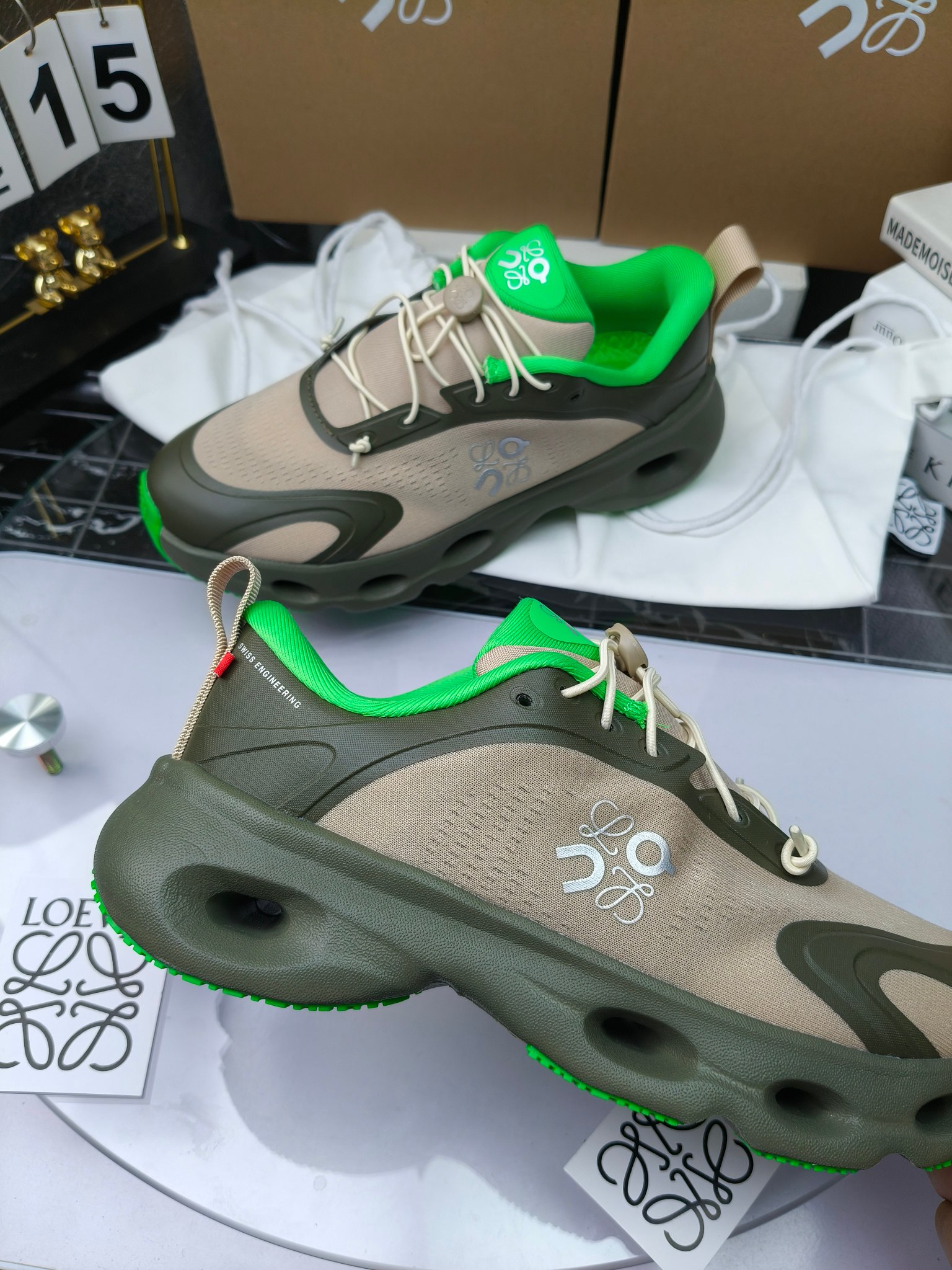 On X LOEWE
 第八季联名来袭，彩色昂跑活力再现，最新热门款💎
官方：昂跑联名情侣款 跑鞋
出240
   罗意威 xon 昂跑全新合作系列 时尚，品牌与瑞士高性能运动品牌on携手打造的此系列作品专为城市与户外生活而设，充分彰显蕴含可持续理念的科技品质。
由再生聚酯纤维和网眼布制成，采用独家橡胶鞋底，鞋侧印有loewe罗意威经典logo，饰有全覆盖贴缝细节。此次合作，将on昂跑专业技术和loewe罗意威的精湛工艺结合，运用在的制作和设计中，专为城市生活和户外运动打造。
码数：36-46（女41.男38.45.46定做）