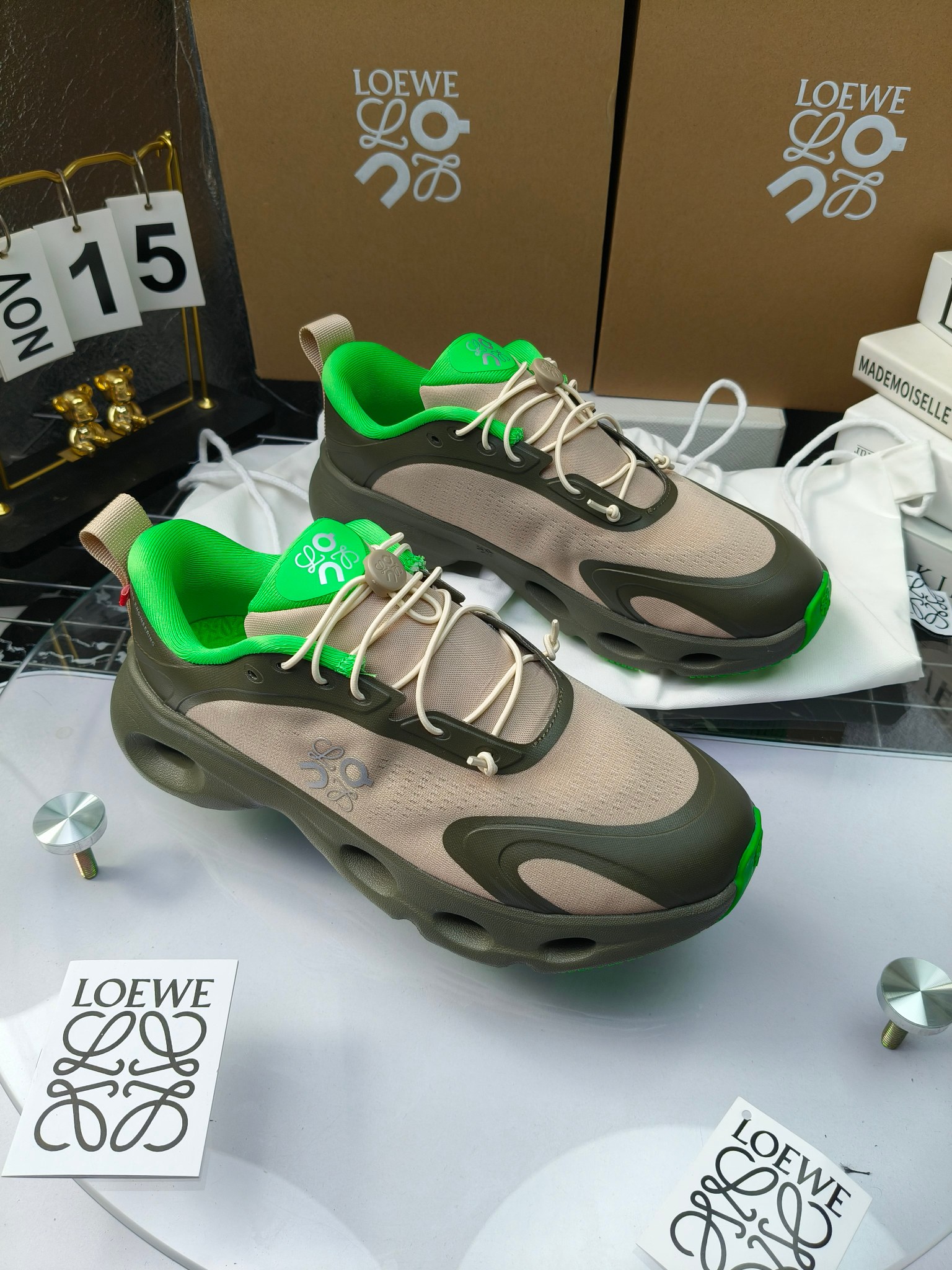 On X LOEWE
 第八季联名来袭，彩色昂跑活力再现，最新热门款💎
官方：昂跑联名情侣款 跑鞋
出240
   罗意威 xon 昂跑全新合作系列 时尚，品牌与瑞士高性能运动品牌on携手打造的此系列作品专为城市与户外生活而设，充分彰显蕴含可持续理念的科技品质。
由再生聚酯纤维和网眼布制成，采用独家橡胶鞋底，鞋侧印有loewe罗意威经典logo，饰有全覆盖贴缝细节。此次合作，将on昂跑专业技术和loewe罗意威的精湛工艺结合，运用在的制作和设计中，专为城市生活和户外运动打造。
码数：36-46（女41.男38.45.46定做）