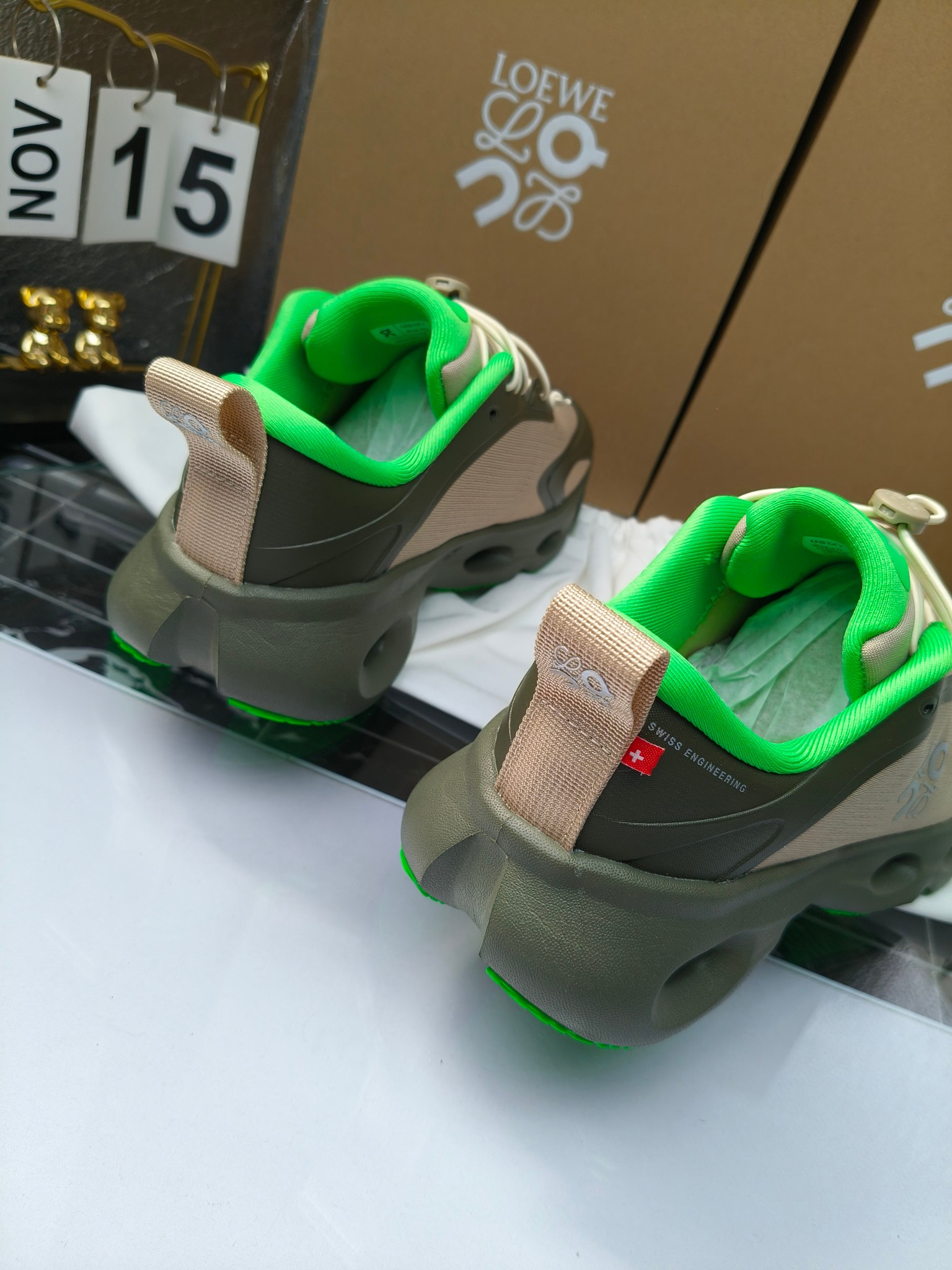 On X LOEWE
 第八季联名来袭，彩色昂跑活力再现，最新热门款💎
官方：昂跑联名情侣款 跑鞋
出240
   罗意威 xon 昂跑全新合作系列 时尚，品牌与瑞士高性能运动品牌on携手打造的此系列作品专为城市与户外生活而设，充分彰显蕴含可持续理念的科技品质。
由再生聚酯纤维和网眼布制成，采用独家橡胶鞋底，鞋侧印有loewe罗意威经典logo，饰有全覆盖贴缝细节。此次合作，将on昂跑专业技术和loewe罗意威的精湛工艺结合，运用在的制作和设计中，专为城市生活和户外运动打造。
码数：36-46（女41.男38.45.46定做）