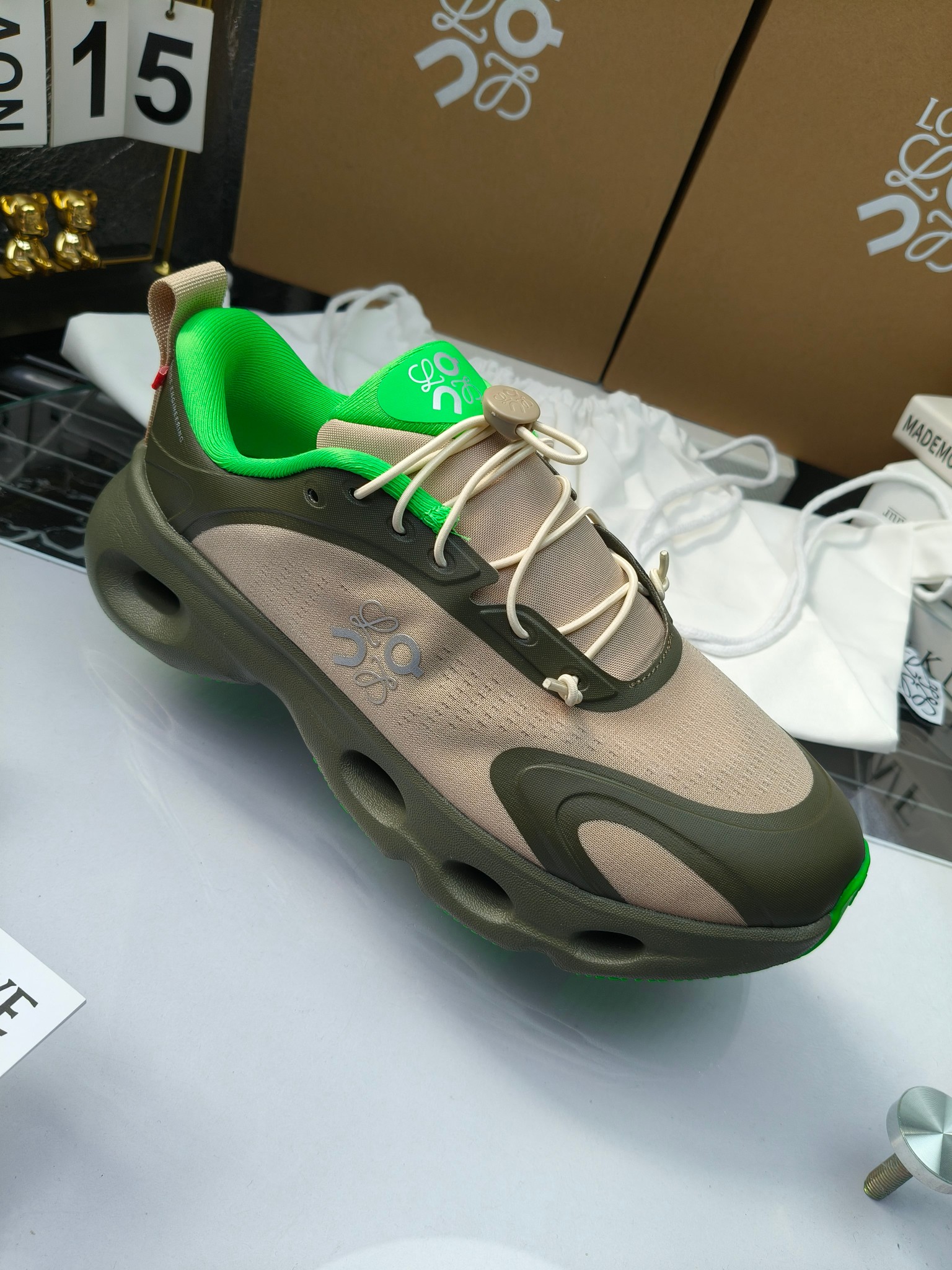 On X LOEWE
 第八季联名来袭，彩色昂跑活力再现，最新热门款💎
官方：昂跑联名情侣款 跑鞋
出240
   罗意威 xon 昂跑全新合作系列 时尚，品牌与瑞士高性能运动品牌on携手打造的此系列作品专为城市与户外生活而设，充分彰显蕴含可持续理念的科技品质。
由再生聚酯纤维和网眼布制成，采用独家橡胶鞋底，鞋侧印有loewe罗意威经典logo，饰有全覆盖贴缝细节。此次合作，将on昂跑专业技术和loewe罗意威的精湛工艺结合，运用在的制作和设计中，专为城市生活和户外运动打造。
码数：36-46（女41.男38.45.46定做）