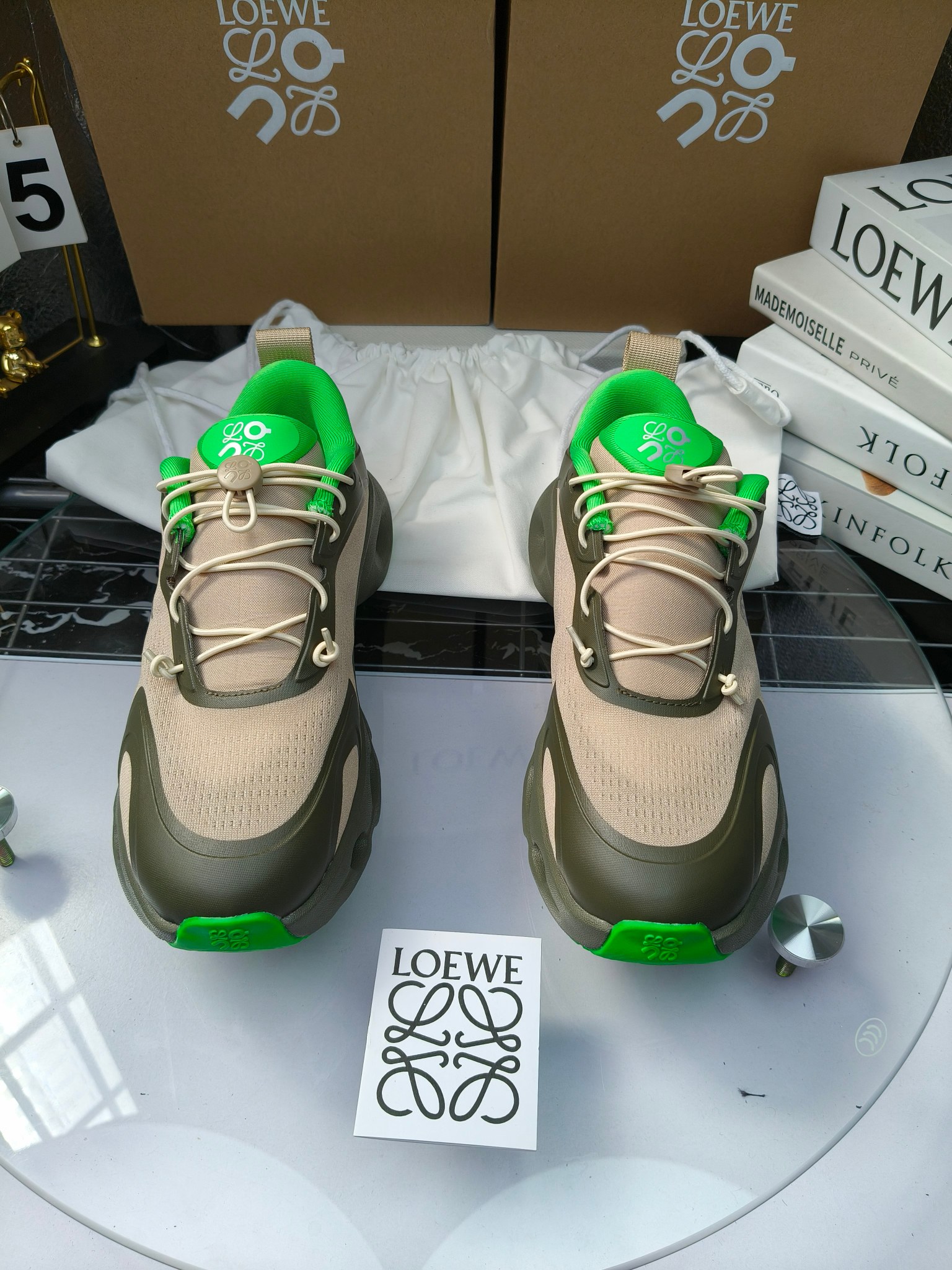 On X LOEWE
 第八季联名来袭，彩色昂跑活力再现，最新热门款💎
官方：昂跑联名情侣款 跑鞋
出240
   罗意威 xon 昂跑全新合作系列 时尚，品牌与瑞士高性能运动品牌on携手打造的此系列作品专为城市与户外生活而设，充分彰显蕴含可持续理念的科技品质。
由再生聚酯纤维和网眼布制成，采用独家橡胶鞋底，鞋侧印有loewe罗意威经典logo，饰有全覆盖贴缝细节。此次合作，将on昂跑专业技术和loewe罗意威的精湛工艺结合，运用在的制作和设计中，专为城市生活和户外运动打造。
码数：36-46（女41.男38.45.46定做）