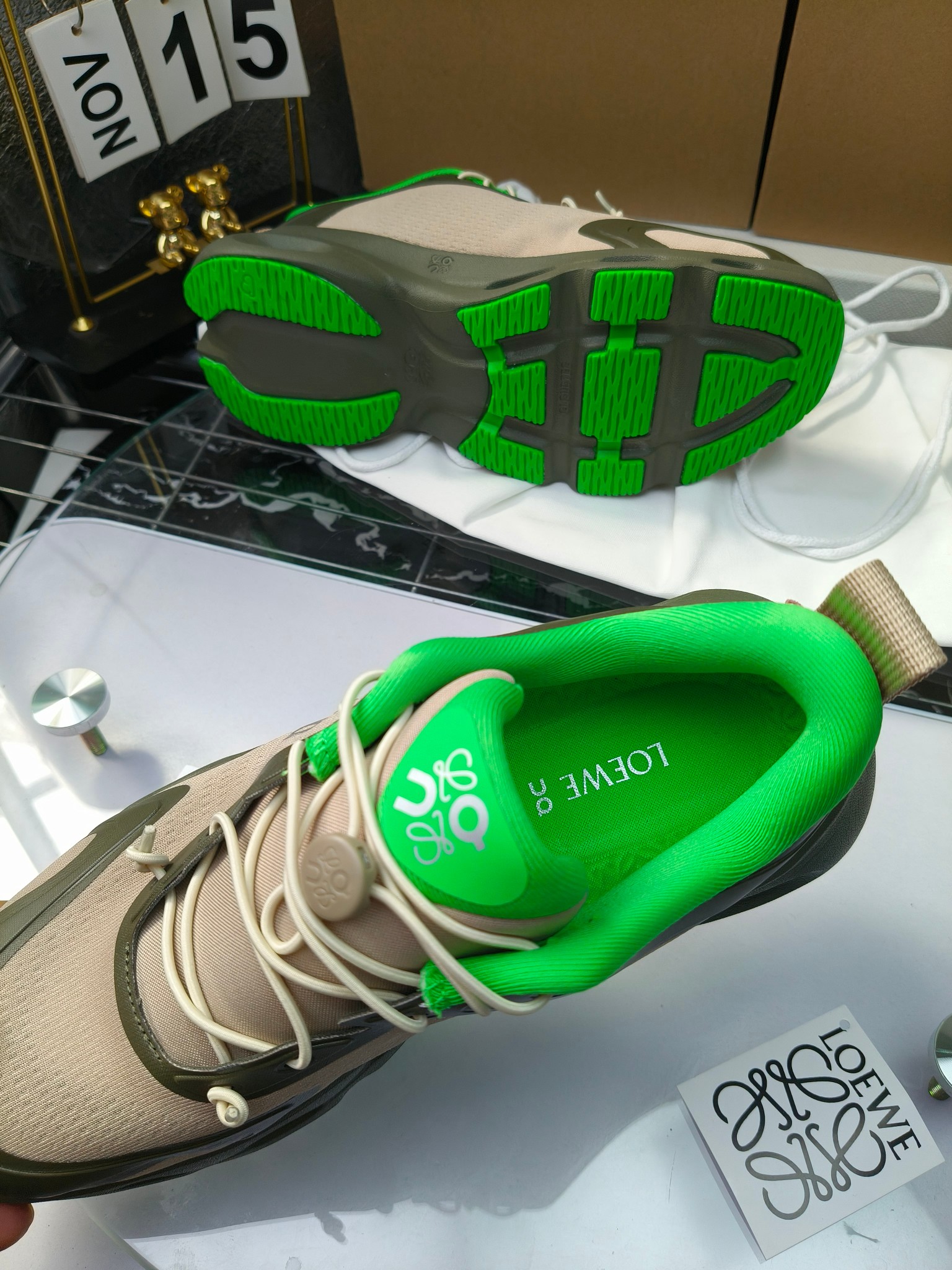 On X LOEWE
 第八季联名来袭，彩色昂跑活力再现，最新热门款💎
官方：昂跑联名情侣款 跑鞋
出240
   罗意威 xon 昂跑全新合作系列 时尚，品牌与瑞士高性能运动品牌on携手打造的此系列作品专为城市与户外生活而设，充分彰显蕴含可持续理念的科技品质。
由再生聚酯纤维和网眼布制成，采用独家橡胶鞋底，鞋侧印有loewe罗意威经典logo，饰有全覆盖贴缝细节。此次合作，将on昂跑专业技术和loewe罗意威的精湛工艺结合，运用在的制作和设计中，专为城市生活和户外运动打造。
码数：36-46（女41.男38.45.46定做）