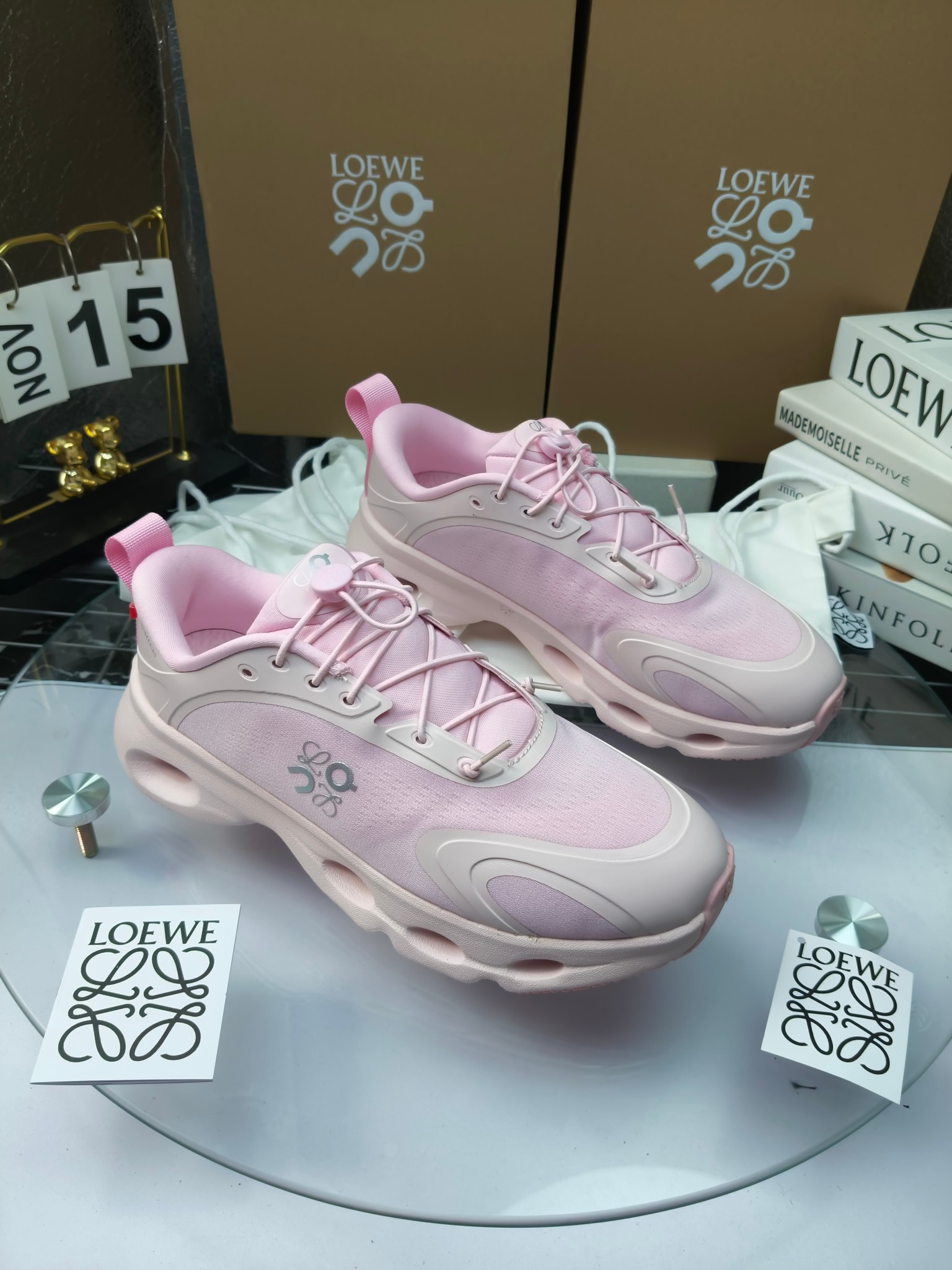 On X LOEWE
 第八季联名来袭，彩色昂跑活力再现，最新热门款💎
官方：昂跑联名情侣款 跑鞋
出240
   罗意威 xon 昂跑全新合作系列 时尚，品牌与瑞士高性能运动品牌on携手打造的此系列作品专为城市与户外生活而设，充分彰显蕴含可持续理念的科技品质。
由再生聚酯纤维和网眼布制成，采用独家橡胶鞋底，鞋侧印有loewe罗意威经典logo，饰有全覆盖贴缝细节。此次合作，将on昂跑专业技术和loewe罗意威的精湛工艺结合，运用在的制作和设计中，专为城市生活和户外运动打造。
码数：36-46（女41.男38.45.46定做）