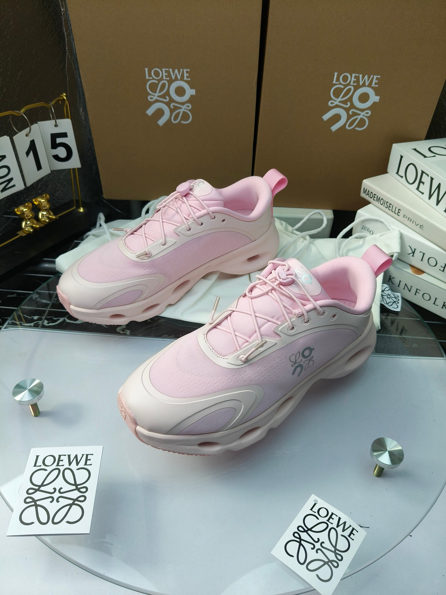 On X LOEWE
 第八季联名来袭，彩色昂跑活力再现，最新热门款💎
官方：昂跑联名情侣款 跑鞋
出240
   罗意威 xon 昂跑全新合作系列 时尚，品牌与瑞士高性能运动品牌on携手打造的此系列作品专为城市与户外生活而设，充分彰显蕴含可持续理念的科技品质。
由再生聚酯纤维和网眼布制成，采用独家橡胶鞋底，鞋侧印有loewe罗意威经典logo，饰有全覆盖贴缝细节。此次合作，将on昂跑专业技术和loewe罗意威的精湛工艺结合，运用在的制作和设计中，专为城市生活和户外运动打造。
码数：36-46（女41.男38.45.46定做）