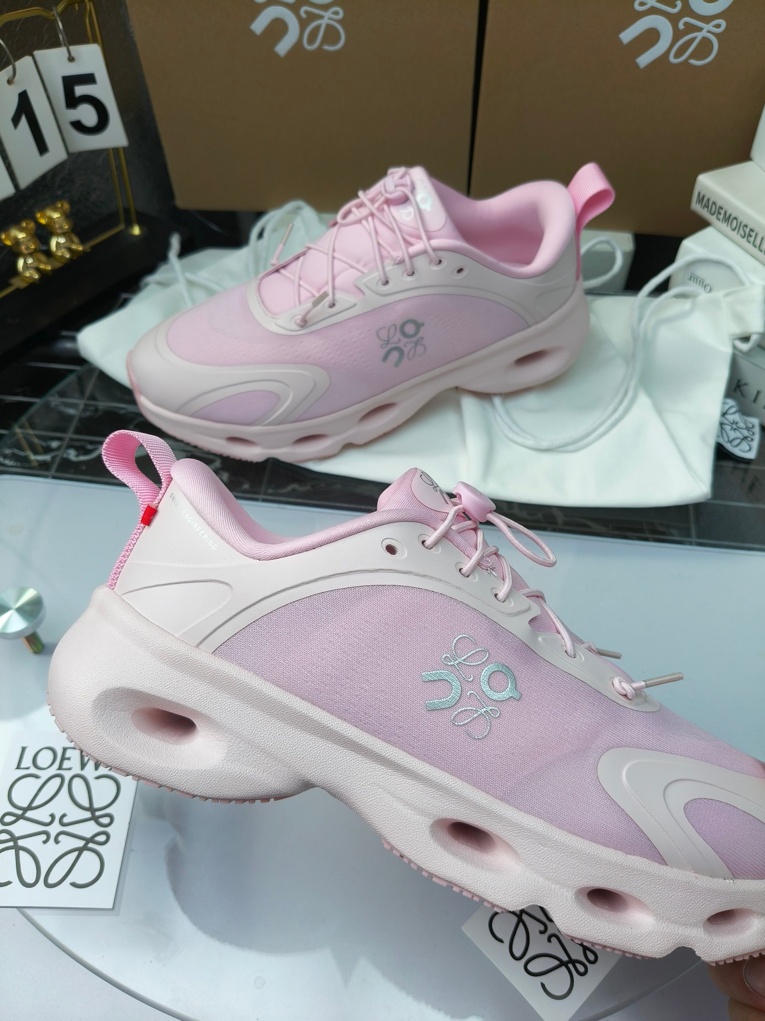 On X LOEWE
 第八季联名来袭，彩色昂跑活力再现，最新热门款💎
官方：昂跑联名情侣款 跑鞋
出240
   罗意威 xon 昂跑全新合作系列 时尚，品牌与瑞士高性能运动品牌on携手打造的此系列作品专为城市与户外生活而设，充分彰显蕴含可持续理念的科技品质。
由再生聚酯纤维和网眼布制成，采用独家橡胶鞋底，鞋侧印有loewe罗意威经典logo，饰有全覆盖贴缝细节。此次合作，将on昂跑专业技术和loewe罗意威的精湛工艺结合，运用在的制作和设计中，专为城市生活和户外运动打造。
码数：36-46（女41.男38.45.46定做）