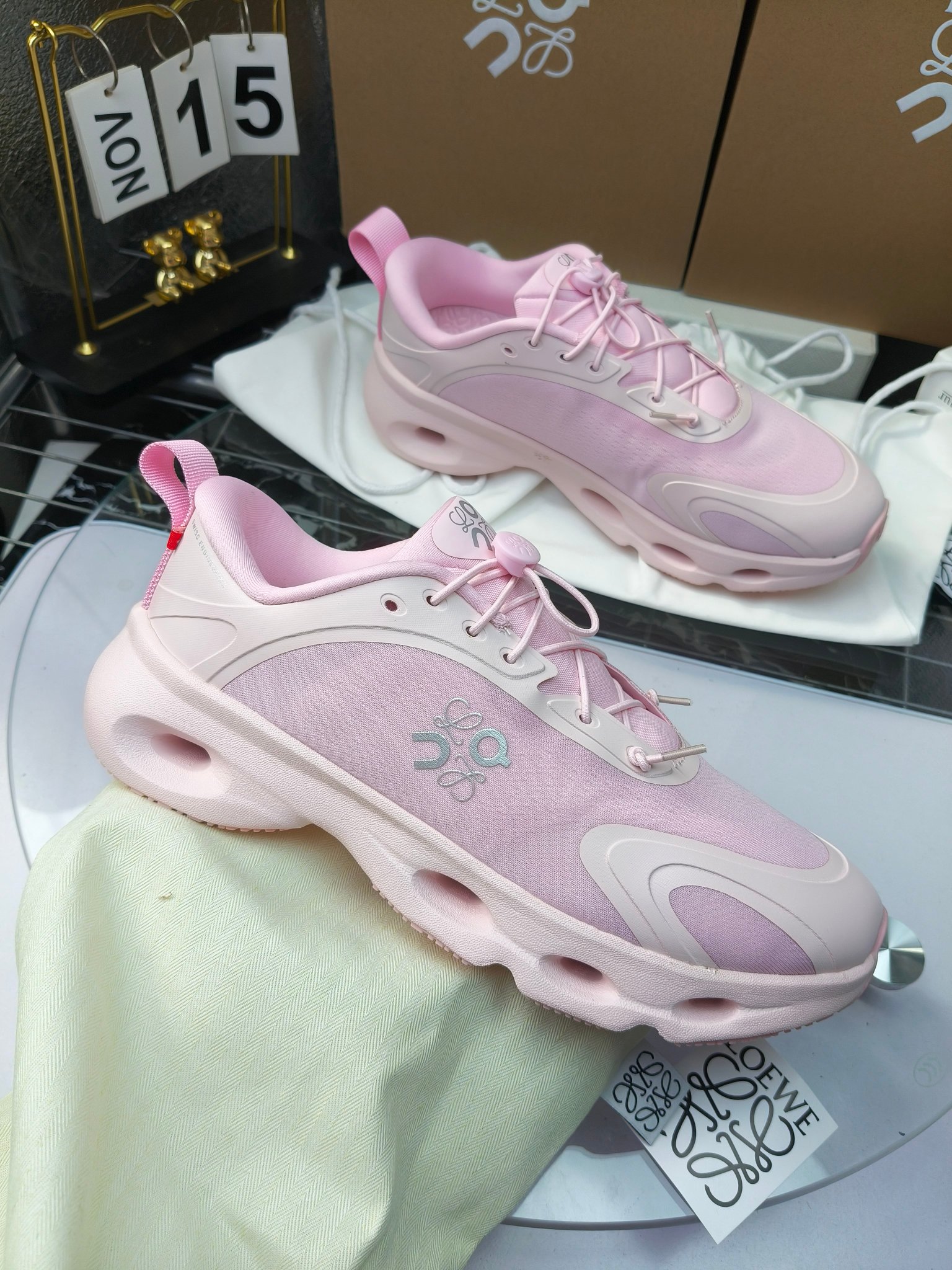 On X LOEWE
 第八季联名来袭，彩色昂跑活力再现，最新热门款💎
官方：昂跑联名情侣款 跑鞋
出240
   罗意威 xon 昂跑全新合作系列 时尚，品牌与瑞士高性能运动品牌on携手打造的此系列作品专为城市与户外生活而设，充分彰显蕴含可持续理念的科技品质。
由再生聚酯纤维和网眼布制成，采用独家橡胶鞋底，鞋侧印有loewe罗意威经典logo，饰有全覆盖贴缝细节。此次合作，将on昂跑专业技术和loewe罗意威的精湛工艺结合，运用在的制作和设计中，专为城市生活和户外运动打造。
码数：36-46（女41.男38.45.46定做）