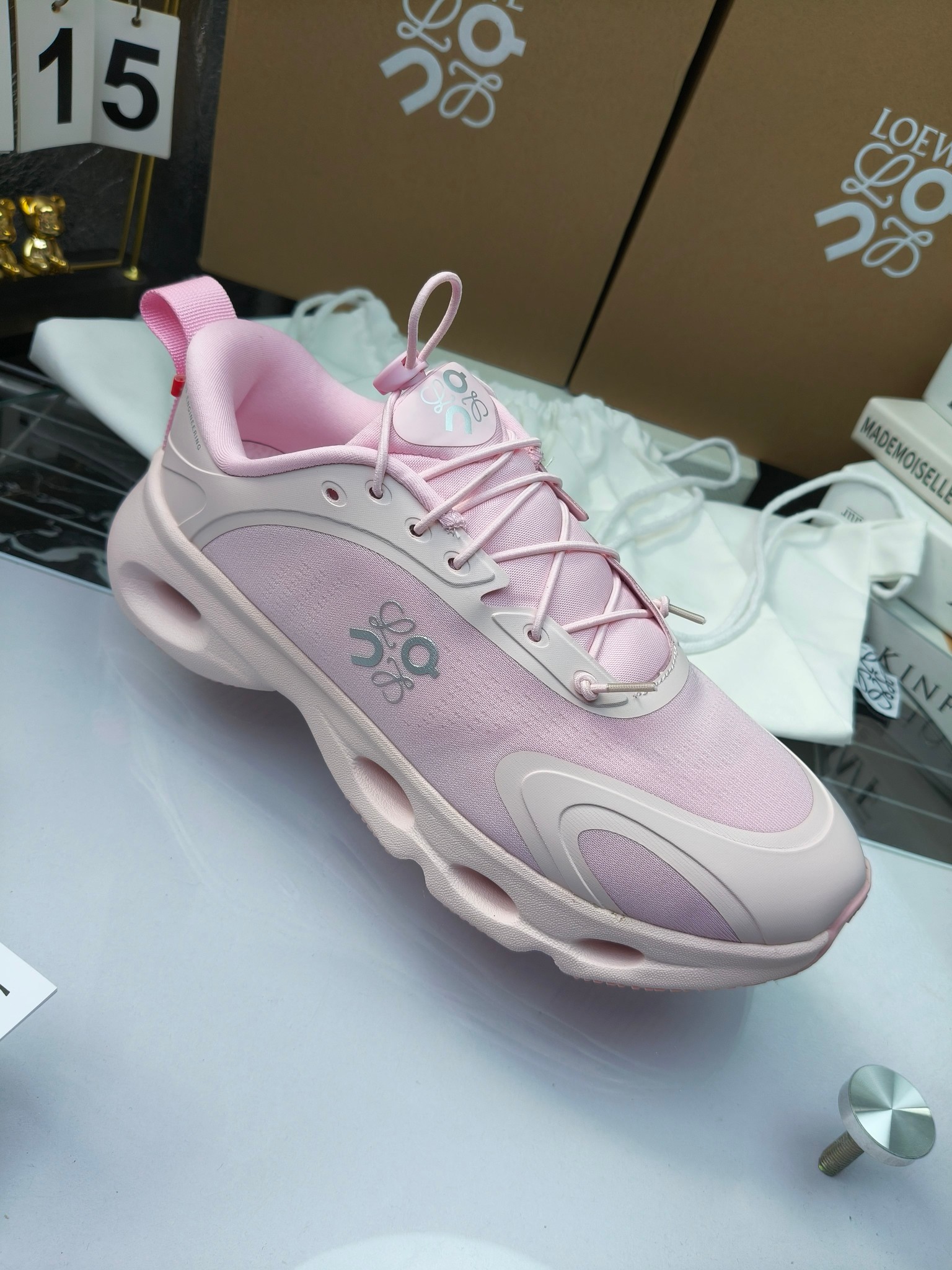 On X LOEWE
 第八季联名来袭，彩色昂跑活力再现，最新热门款💎
官方：昂跑联名情侣款 跑鞋
出240
   罗意威 xon 昂跑全新合作系列 时尚，品牌与瑞士高性能运动品牌on携手打造的此系列作品专为城市与户外生活而设，充分彰显蕴含可持续理念的科技品质。
由再生聚酯纤维和网眼布制成，采用独家橡胶鞋底，鞋侧印有loewe罗意威经典logo，饰有全覆盖贴缝细节。此次合作，将on昂跑专业技术和loewe罗意威的精湛工艺结合，运用在的制作和设计中，专为城市生活和户外运动打造。
码数：36-46（女41.男38.45.46定做）