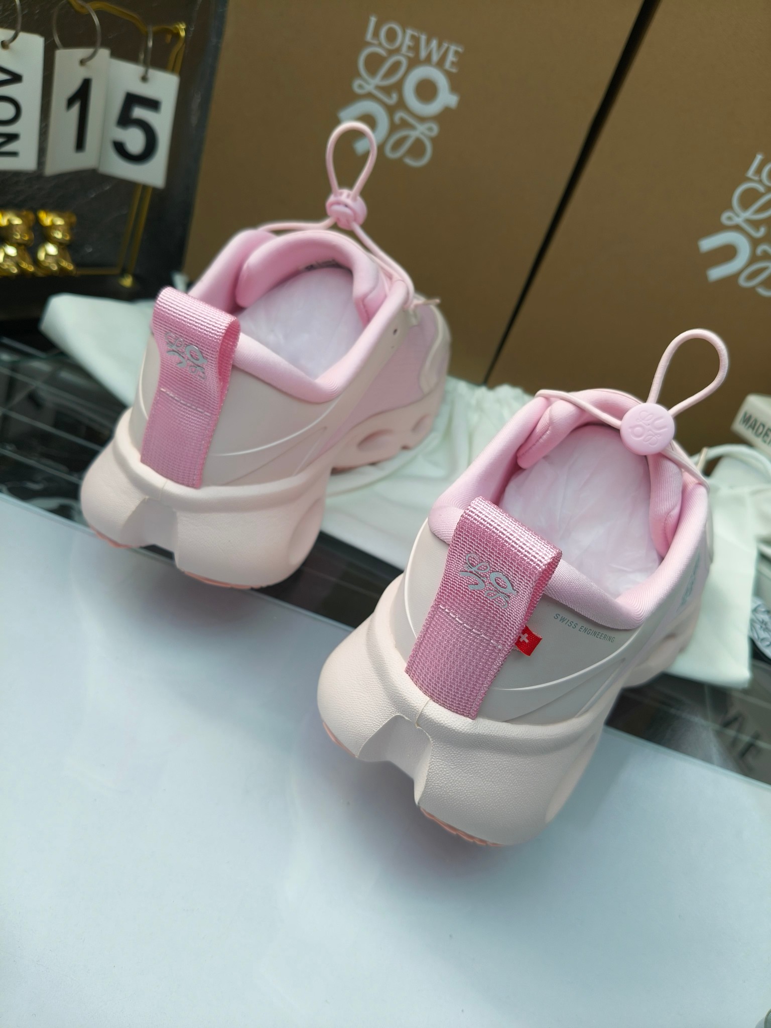 On X LOEWE
 第八季联名来袭，彩色昂跑活力再现，最新热门款💎
官方：昂跑联名情侣款 跑鞋
出240
   罗意威 xon 昂跑全新合作系列 时尚，品牌与瑞士高性能运动品牌on携手打造的此系列作品专为城市与户外生活而设，充分彰显蕴含可持续理念的科技品质。
由再生聚酯纤维和网眼布制成，采用独家橡胶鞋底，鞋侧印有loewe罗意威经典logo，饰有全覆盖贴缝细节。此次合作，将on昂跑专业技术和loewe罗意威的精湛工艺结合，运用在的制作和设计中，专为城市生活和户外运动打造。
码数：36-46（女41.男38.45.46定做）