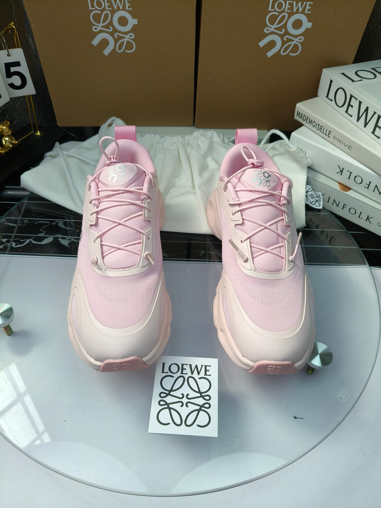 On X LOEWE
 第八季联名来袭，彩色昂跑活力再现，最新热门款💎
官方：昂跑联名情侣款 跑鞋
出240
   罗意威 xon 昂跑全新合作系列 时尚，品牌与瑞士高性能运动品牌on携手打造的此系列作品专为城市与户外生活而设，充分彰显蕴含可持续理念的科技品质。
由再生聚酯纤维和网眼布制成，采用独家橡胶鞋底，鞋侧印有loewe罗意威经典logo，饰有全覆盖贴缝细节。此次合作，将on昂跑专业技术和loewe罗意威的精湛工艺结合，运用在的制作和设计中，专为城市生活和户外运动打造。
码数：36-46（女41.男38.45.46定做）