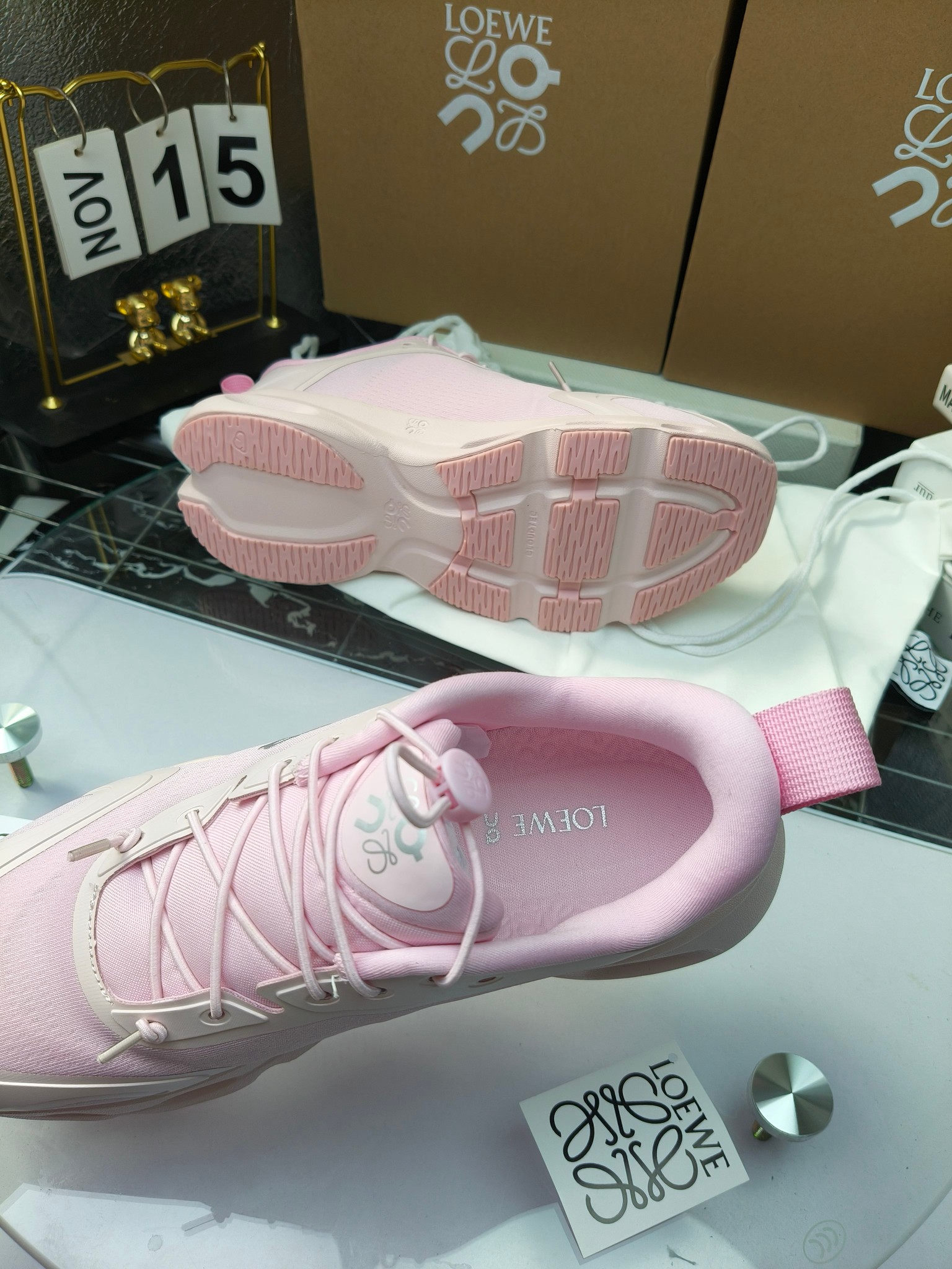 On X LOEWE
 第八季联名来袭，彩色昂跑活力再现，最新热门款💎
官方：昂跑联名情侣款 跑鞋
出240
   罗意威 xon 昂跑全新合作系列 时尚，品牌与瑞士高性能运动品牌on携手打造的此系列作品专为城市与户外生活而设，充分彰显蕴含可持续理念的科技品质。
由再生聚酯纤维和网眼布制成，采用独家橡胶鞋底，鞋侧印有loewe罗意威经典logo，饰有全覆盖贴缝细节。此次合作，将on昂跑专业技术和loewe罗意威的精湛工艺结合，运用在的制作和设计中，专为城市生活和户外运动打造。
码数：36-46（女41.男38.45.46定做）