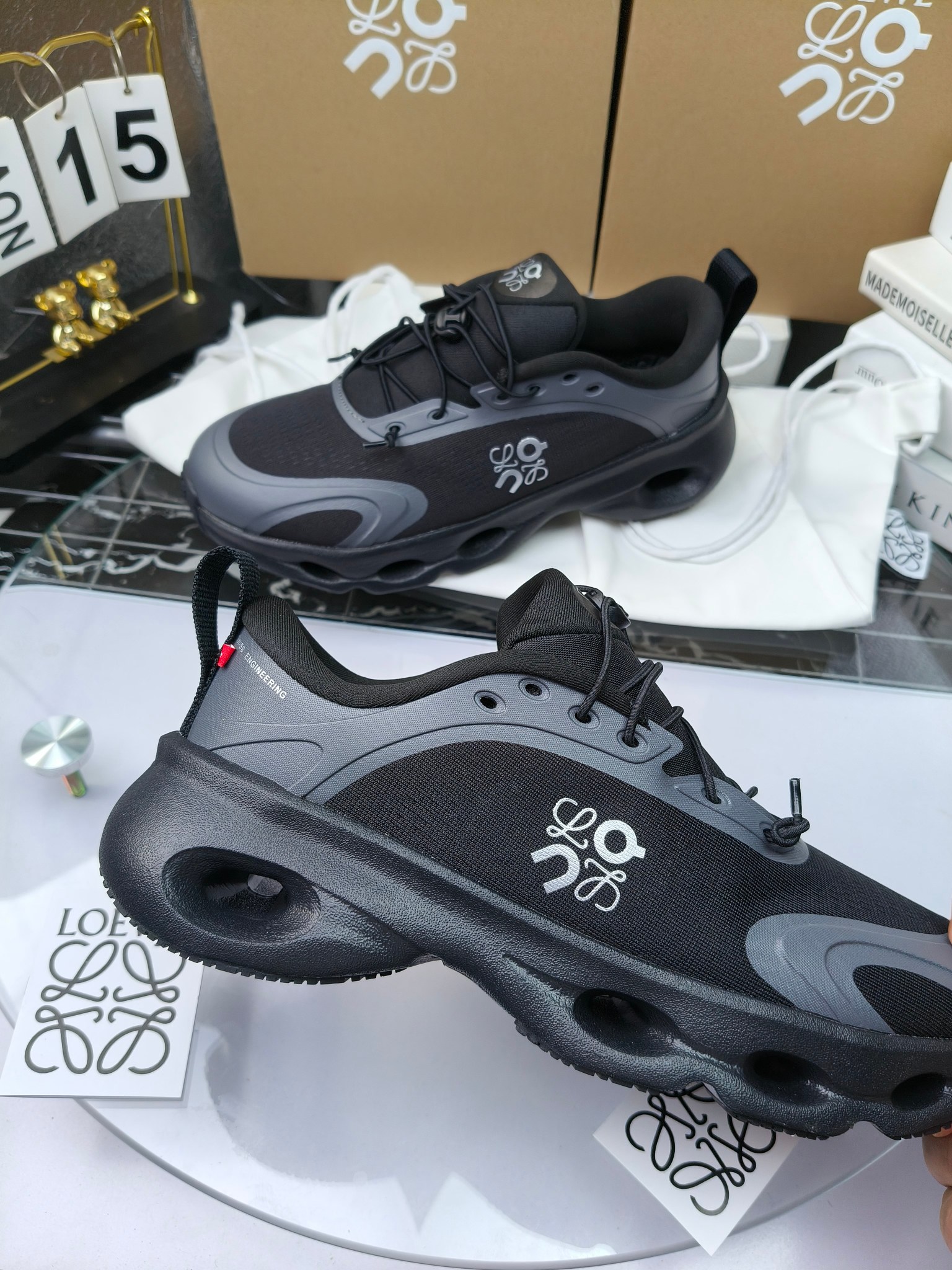 On X LOEWE
 第八季联名来袭，彩色昂跑活力再现，最新热门款💎
官方：昂跑联名情侣款 跑鞋
出240
   罗意威 xon 昂跑全新合作系列 时尚，品牌与瑞士高性能运动品牌on携手打造的此系列作品专为城市与户外生活而设，充分彰显蕴含可持续理念的科技品质。
由再生聚酯纤维和网眼布制成，采用独家橡胶鞋底，鞋侧印有loewe罗意威经典logo，饰有全覆盖贴缝细节。此次合作，将on昂跑专业技术和loewe罗意威的精湛工艺结合，运用在的制作和设计中，专为城市生活和户外运动打造。
码数：36-46（女41.男38.45.46定做）