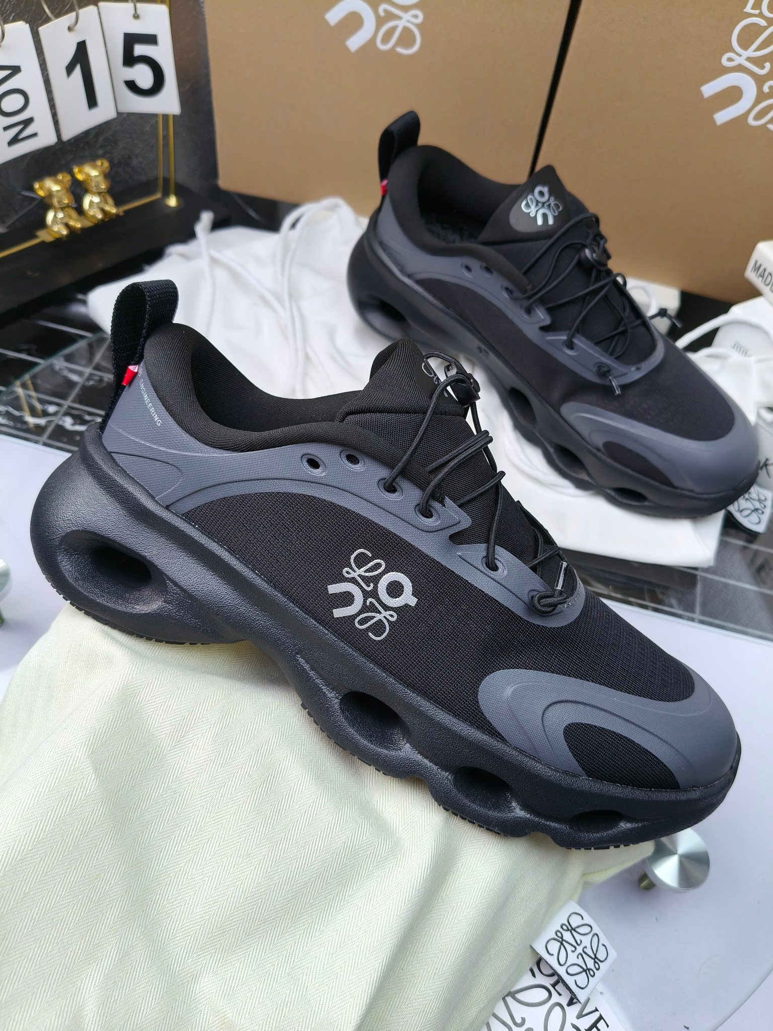 On X LOEWE
 第八季联名来袭，彩色昂跑活力再现，最新热门款💎
官方：昂跑联名情侣款 跑鞋
出240
   罗意威 xon 昂跑全新合作系列 时尚，品牌与瑞士高性能运动品牌on携手打造的此系列作品专为城市与户外生活而设，充分彰显蕴含可持续理念的科技品质。
由再生聚酯纤维和网眼布制成，采用独家橡胶鞋底，鞋侧印有loewe罗意威经典logo，饰有全覆盖贴缝细节。此次合作，将on昂跑专业技术和loewe罗意威的精湛工艺结合，运用在的制作和设计中，专为城市生活和户外运动打造。
码数：36-46（女41.男38.45.46定做）