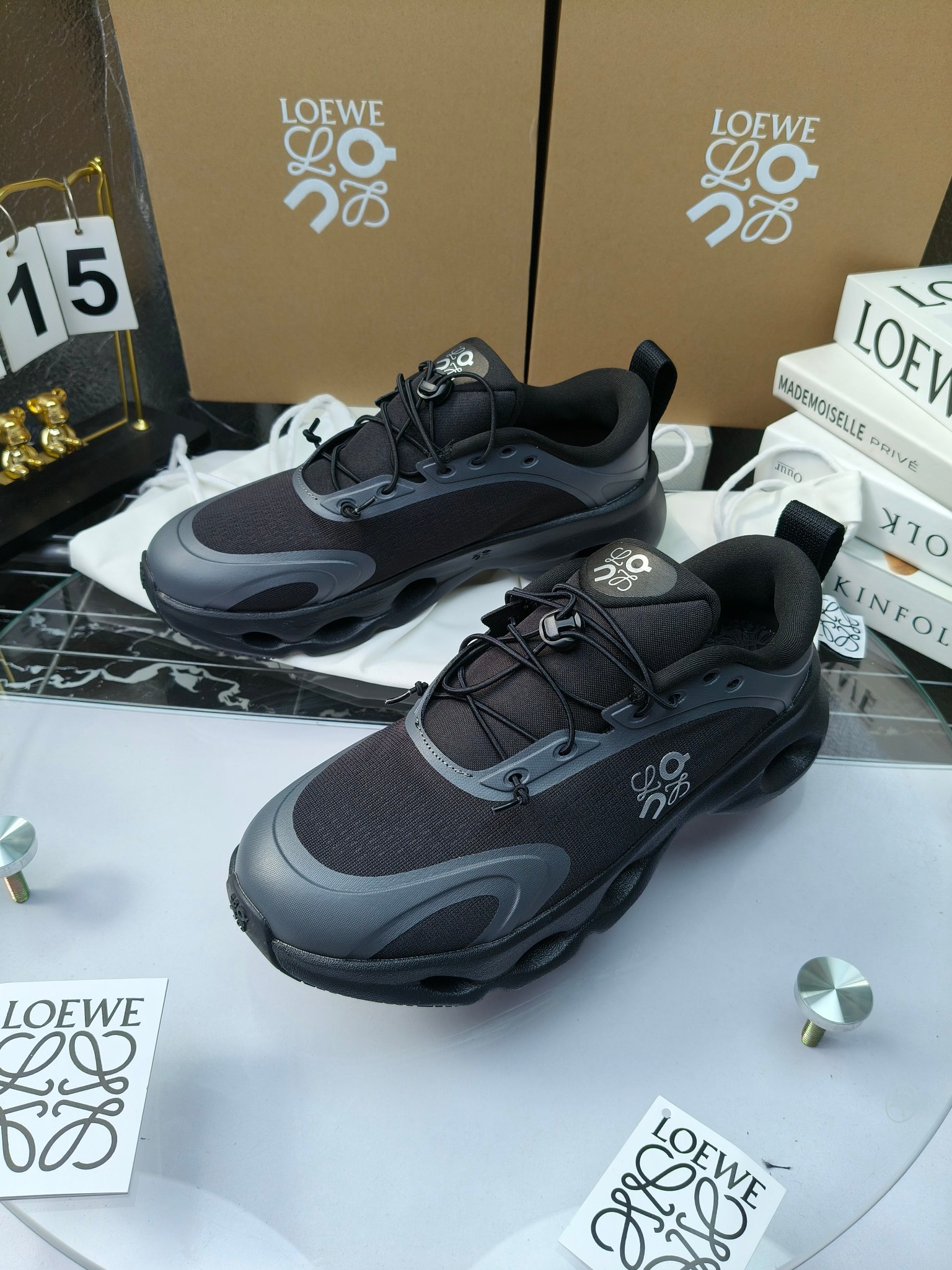 On X LOEWE
 第八季联名来袭，彩色昂跑活力再现，最新热门款💎
官方：昂跑联名情侣款 跑鞋
出240
   罗意威 xon 昂跑全新合作系列 时尚，品牌与瑞士高性能运动品牌on携手打造的此系列作品专为城市与户外生活而设，充分彰显蕴含可持续理念的科技品质。
由再生聚酯纤维和网眼布制成，采用独家橡胶鞋底，鞋侧印有loewe罗意威经典logo，饰有全覆盖贴缝细节。此次合作，将on昂跑专业技术和loewe罗意威的精湛工艺结合，运用在的制作和设计中，专为城市生活和户外运动打造。
码数：36-46（女41.男38.45.46定做）