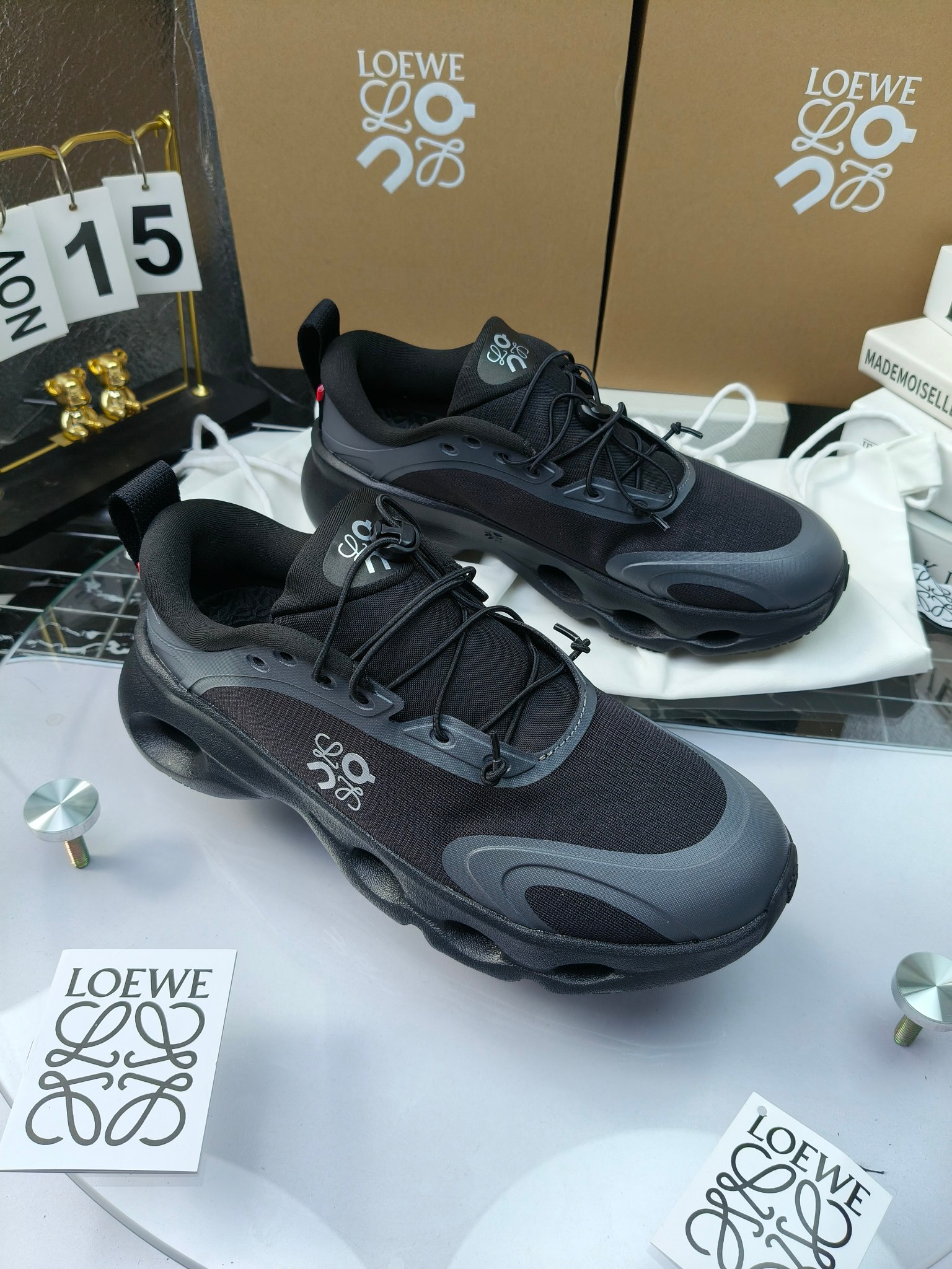 On X LOEWE
 第八季联名来袭，彩色昂跑活力再现，最新热门款💎
官方：昂跑联名情侣款 跑鞋
出240
   罗意威 xon 昂跑全新合作系列 时尚，品牌与瑞士高性能运动品牌on携手打造的此系列作品专为城市与户外生活而设，充分彰显蕴含可持续理念的科技品质。
由再生聚酯纤维和网眼布制成，采用独家橡胶鞋底，鞋侧印有loewe罗意威经典logo，饰有全覆盖贴缝细节。此次合作，将on昂跑专业技术和loewe罗意威的精湛工艺结合，运用在的制作和设计中，专为城市生活和户外运动打造。
码数：36-46（女41.男38.45.46定做）