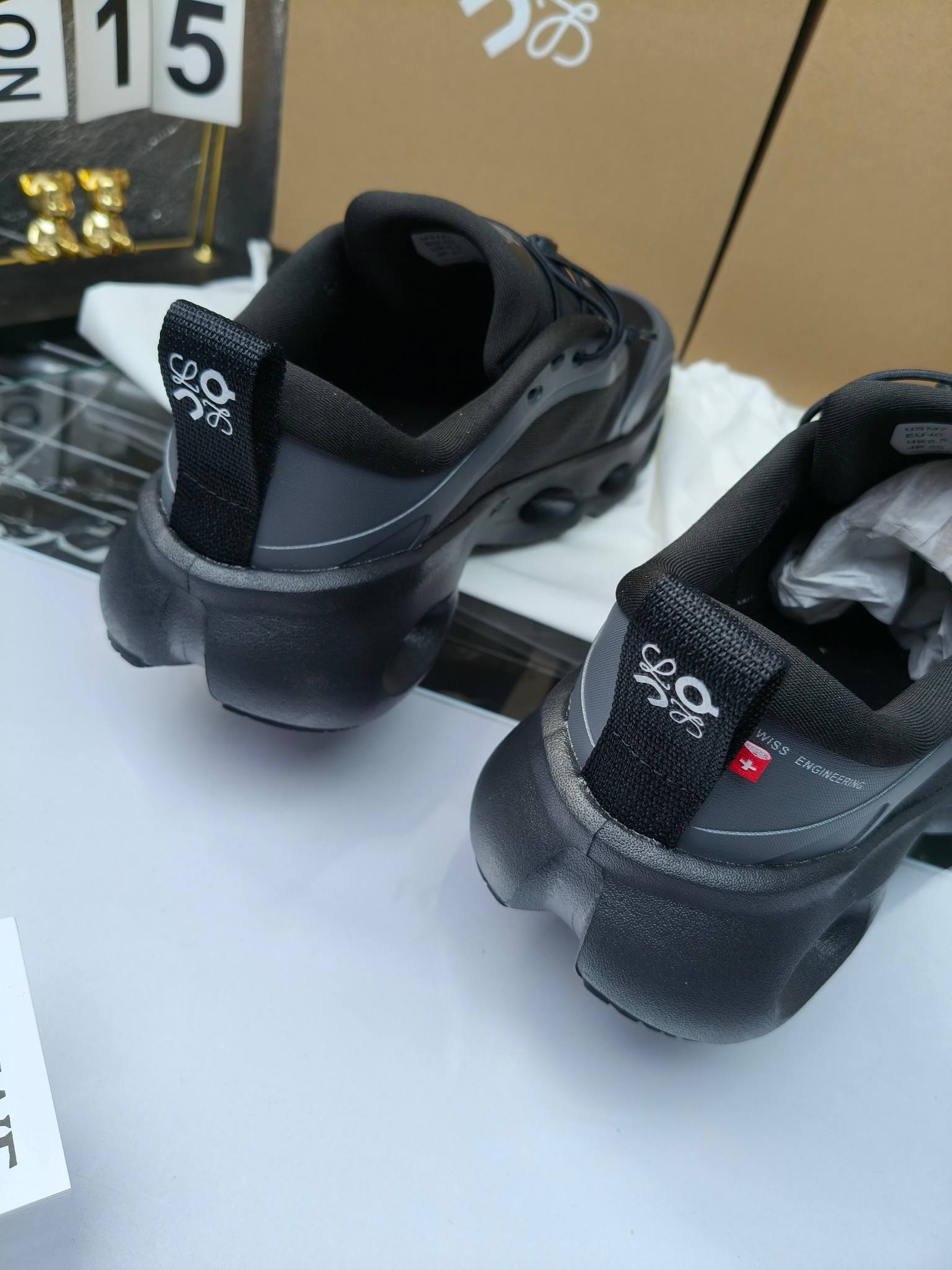 On X LOEWE
 第八季联名来袭，彩色昂跑活力再现，最新热门款💎
官方：昂跑联名情侣款 跑鞋
出240
   罗意威 xon 昂跑全新合作系列 时尚，品牌与瑞士高性能运动品牌on携手打造的此系列作品专为城市与户外生活而设，充分彰显蕴含可持续理念的科技品质。
由再生聚酯纤维和网眼布制成，采用独家橡胶鞋底，鞋侧印有loewe罗意威经典logo，饰有全覆盖贴缝细节。此次合作，将on昂跑专业技术和loewe罗意威的精湛工艺结合，运用在的制作和设计中，专为城市生活和户外运动打造。
码数：36-46（女41.男38.45.46定做）