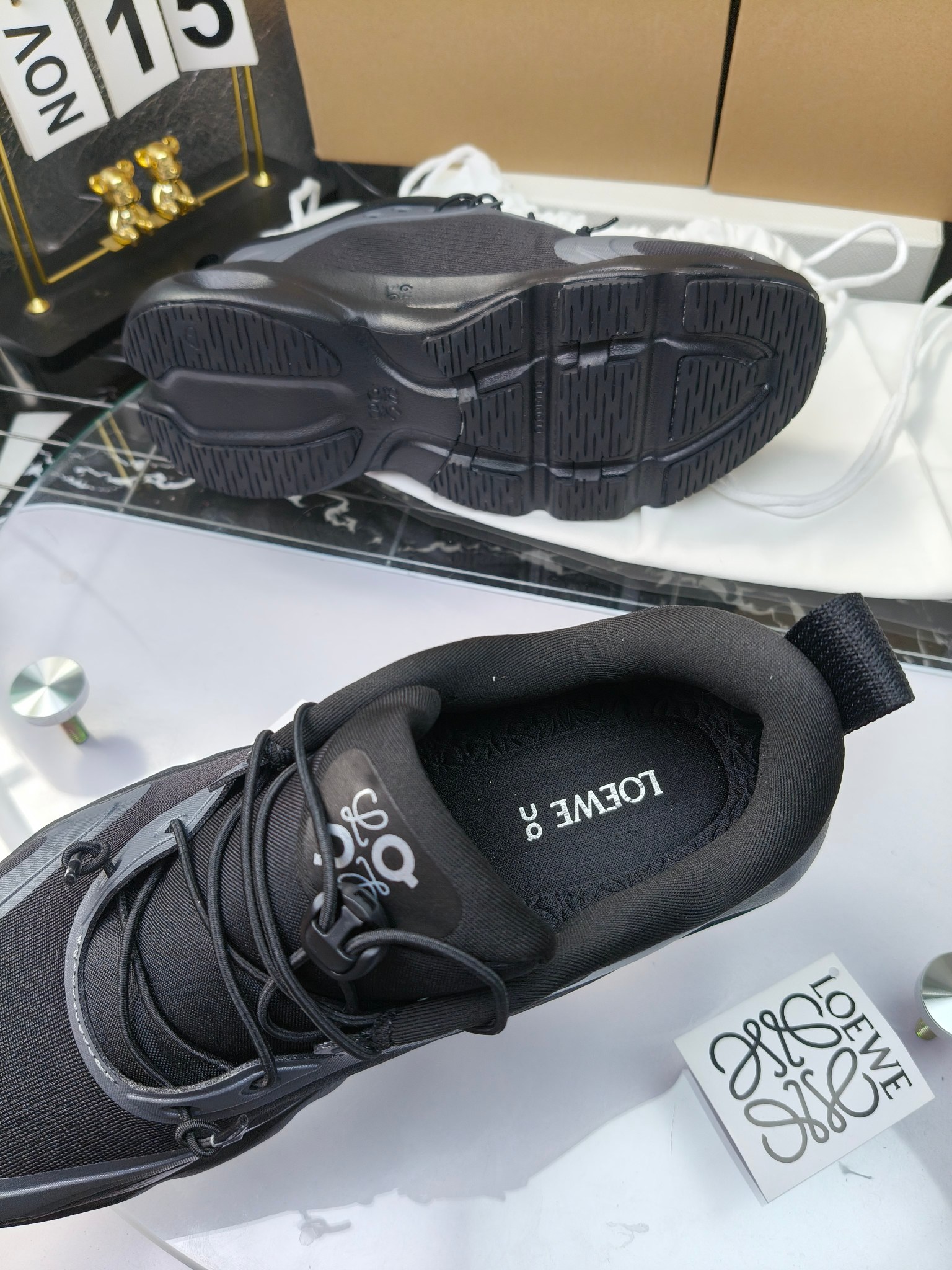 On X LOEWE
 第八季联名来袭，彩色昂跑活力再现，最新热门款💎
官方：昂跑联名情侣款 跑鞋
出240
   罗意威 xon 昂跑全新合作系列 时尚，品牌与瑞士高性能运动品牌on携手打造的此系列作品专为城市与户外生活而设，充分彰显蕴含可持续理念的科技品质。
由再生聚酯纤维和网眼布制成，采用独家橡胶鞋底，鞋侧印有loewe罗意威经典logo，饰有全覆盖贴缝细节。此次合作，将on昂跑专业技术和loewe罗意威的精湛工艺结合，运用在的制作和设计中，专为城市生活和户外运动打造。
码数：36-46（女41.男38.45.46定做）