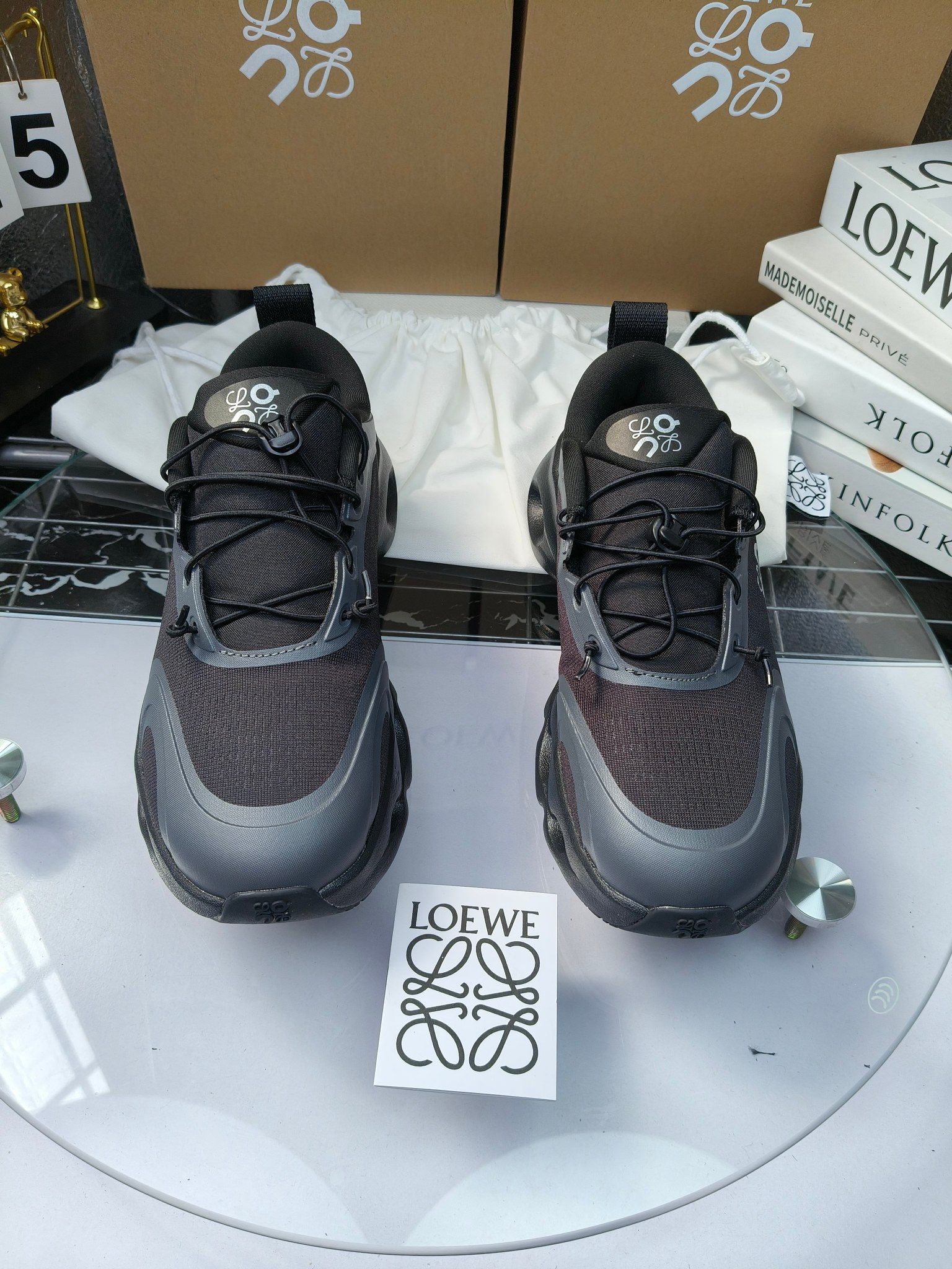 On X LOEWE
 第八季联名来袭，彩色昂跑活力再现，最新热门款💎
官方：昂跑联名情侣款 跑鞋
出240
   罗意威 xon 昂跑全新合作系列 时尚，品牌与瑞士高性能运动品牌on携手打造的此系列作品专为城市与户外生活而设，充分彰显蕴含可持续理念的科技品质。
由再生聚酯纤维和网眼布制成，采用独家橡胶鞋底，鞋侧印有loewe罗意威经典logo，饰有全覆盖贴缝细节。此次合作，将on昂跑专业技术和loewe罗意威的精湛工艺结合，运用在的制作和设计中，专为城市生活和户外运动打造。
码数：36-46（女41.男38.45.46定做）