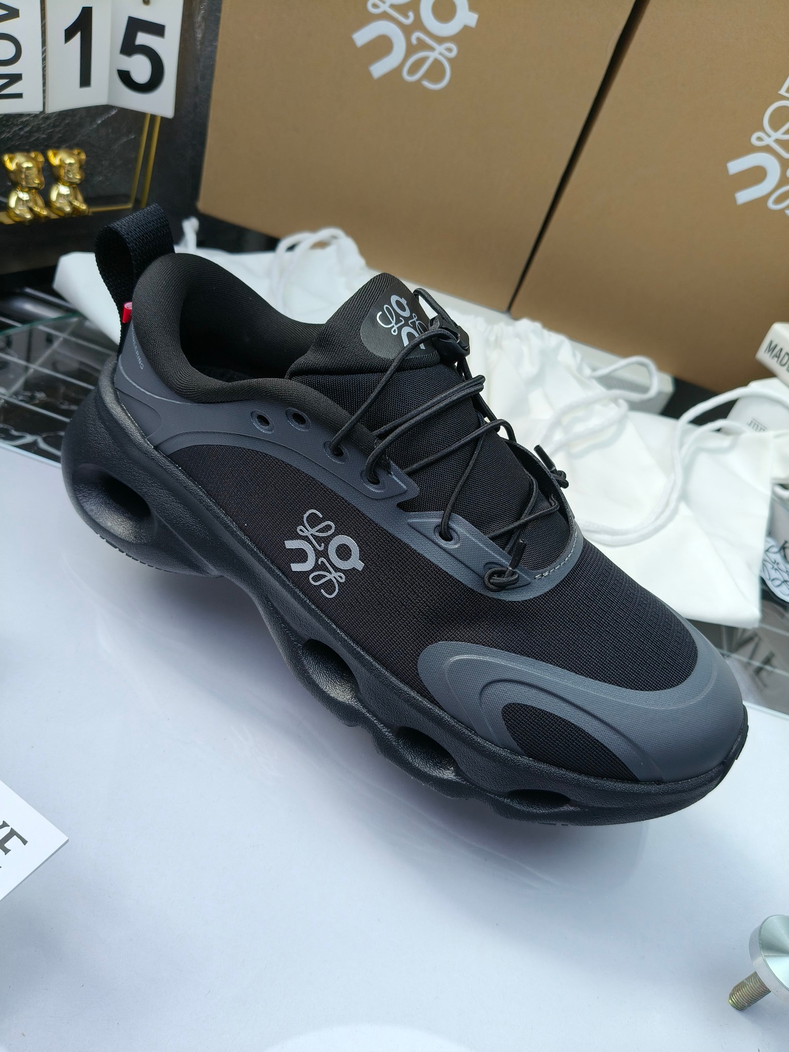 On X LOEWE
 第八季联名来袭，彩色昂跑活力再现，最新热门款💎
官方：昂跑联名情侣款 跑鞋
出240
   罗意威 xon 昂跑全新合作系列 时尚，品牌与瑞士高性能运动品牌on携手打造的此系列作品专为城市与户外生活而设，充分彰显蕴含可持续理念的科技品质。
由再生聚酯纤维和网眼布制成，采用独家橡胶鞋底，鞋侧印有loewe罗意威经典logo，饰有全覆盖贴缝细节。此次合作，将on昂跑专业技术和loewe罗意威的精湛工艺结合，运用在的制作和设计中，专为城市生活和户外运动打造。
码数：36-46（女41.男38.45.46定做）