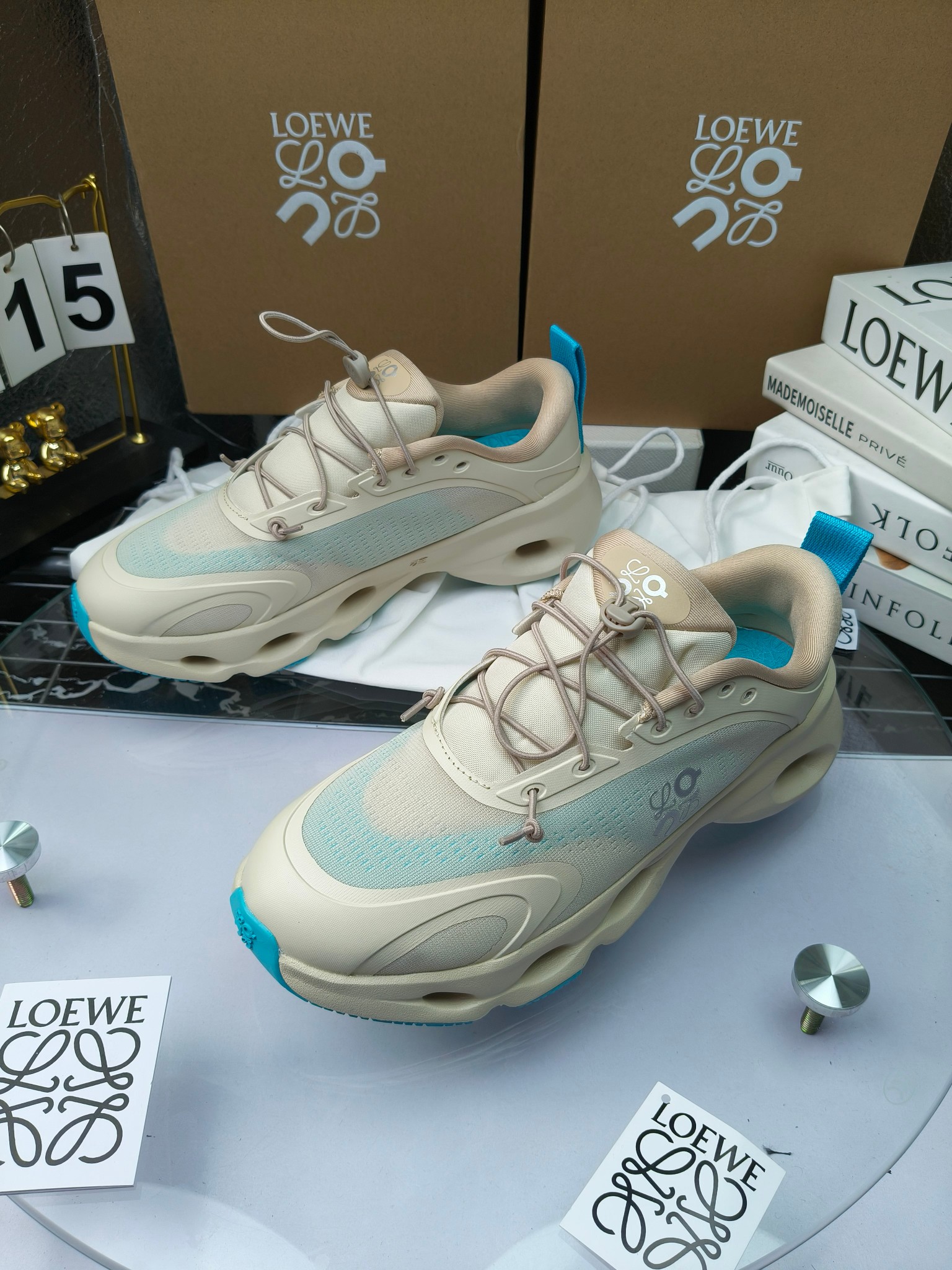 On X LOEWE
 第八季联名来袭，彩色昂跑活力再现，最新热门款💎
官方：昂跑联名情侣款 跑鞋
出240
   罗意威 xon 昂跑全新合作系列 时尚，品牌与瑞士高性能运动品牌on携手打造的此系列作品专为城市与户外生活而设，充分彰显蕴含可持续理念的科技品质。
由再生聚酯纤维和网眼布制成，采用独家橡胶鞋底，鞋侧印有loewe罗意威经典logo，饰有全覆盖贴缝细节。此次合作，将on昂跑专业技术和loewe罗意威的精湛工艺结合，运用在的制作和设计中，专为城市生活和户外运动打造。
码数：36-46（女41.男38.45.46定做）