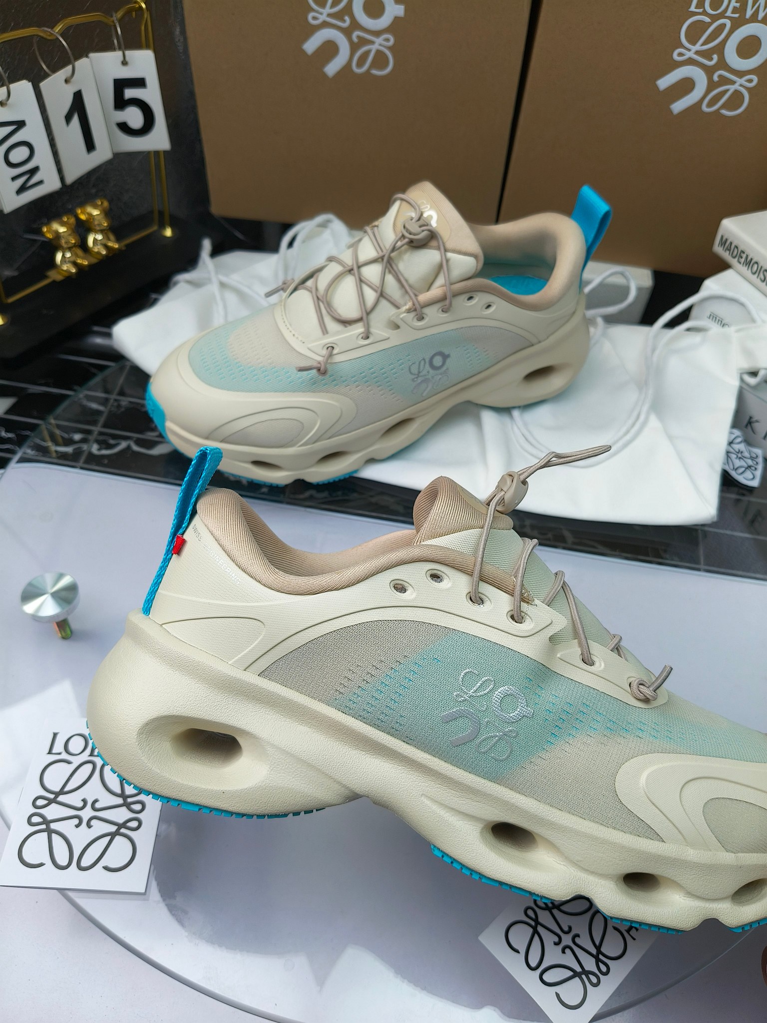 On X LOEWE
 第八季联名来袭，彩色昂跑活力再现，最新热门款💎
官方：昂跑联名情侣款 跑鞋
出240
   罗意威 xon 昂跑全新合作系列 时尚，品牌与瑞士高性能运动品牌on携手打造的此系列作品专为城市与户外生活而设，充分彰显蕴含可持续理念的科技品质。
由再生聚酯纤维和网眼布制成，采用独家橡胶鞋底，鞋侧印有loewe罗意威经典logo，饰有全覆盖贴缝细节。此次合作，将on昂跑专业技术和loewe罗意威的精湛工艺结合，运用在的制作和设计中，专为城市生活和户外运动打造。
码数：36-46（女41.男38.45.46定做）