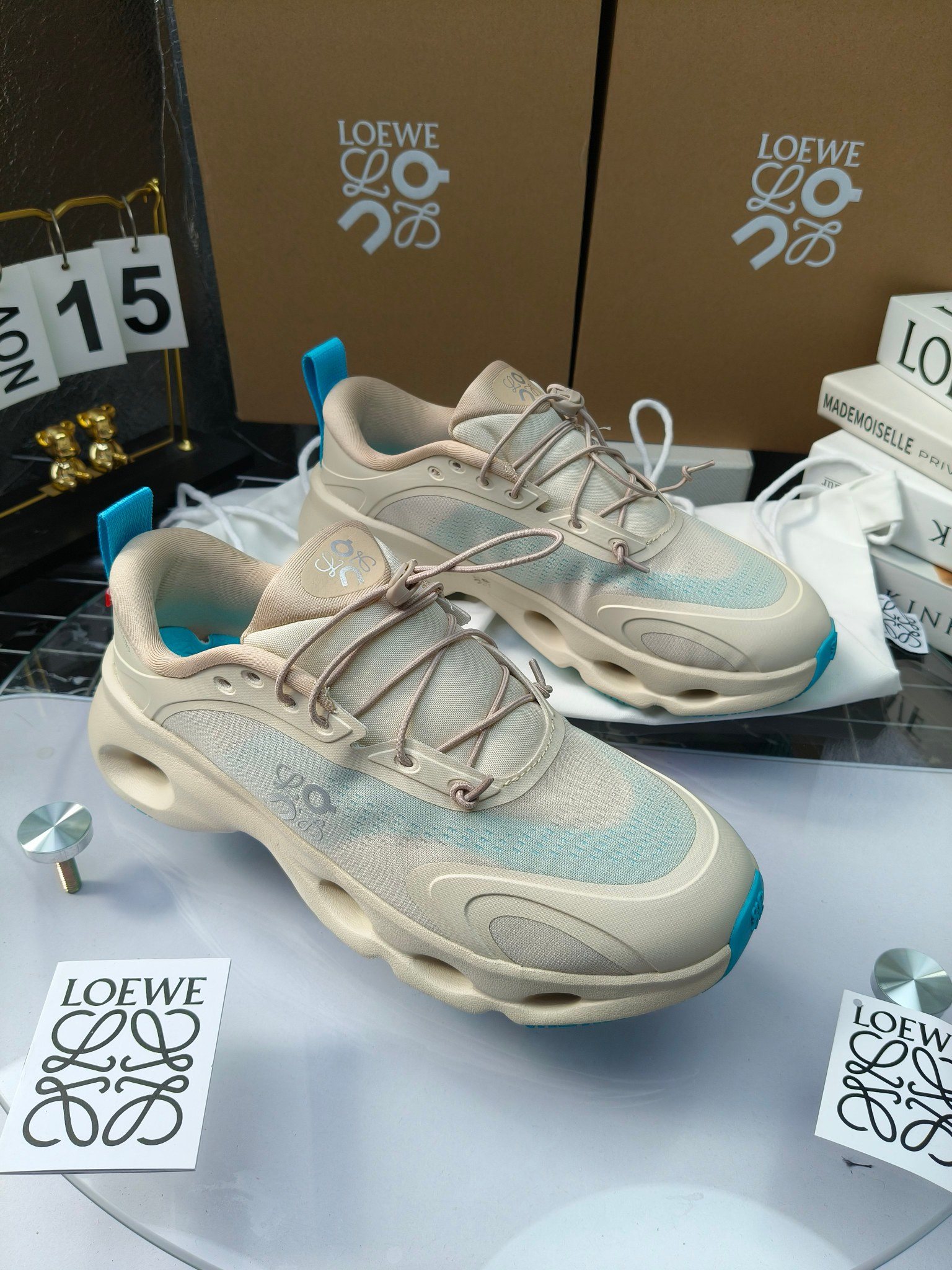 On X LOEWE
 第八季联名来袭，彩色昂跑活力再现，最新热门款💎
官方：昂跑联名情侣款 跑鞋
出240
   罗意威 xon 昂跑全新合作系列 时尚，品牌与瑞士高性能运动品牌on携手打造的此系列作品专为城市与户外生活而设，充分彰显蕴含可持续理念的科技品质。
由再生聚酯纤维和网眼布制成，采用独家橡胶鞋底，鞋侧印有loewe罗意威经典logo，饰有全覆盖贴缝细节。此次合作，将on昂跑专业技术和loewe罗意威的精湛工艺结合，运用在的制作和设计中，专为城市生活和户外运动打造。
码数：36-46（女41.男38.45.46定做）